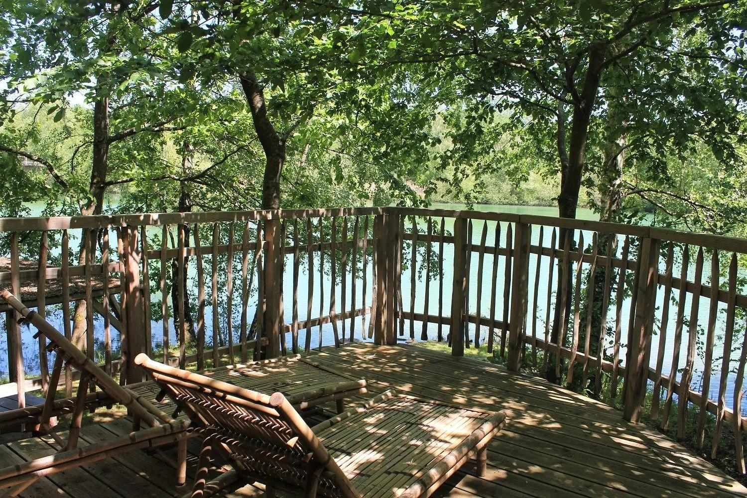 Terrasse avec vue sur le lac à Coucoo La Réserve
