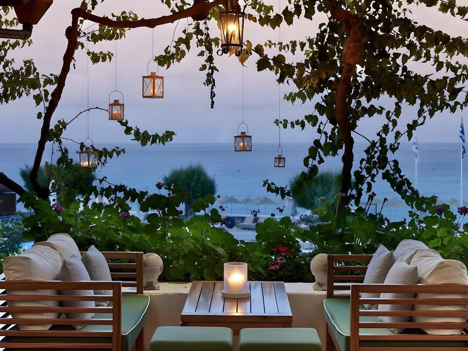 Terrasse avec vue sur la mer au Creta Maris Beach Resort.