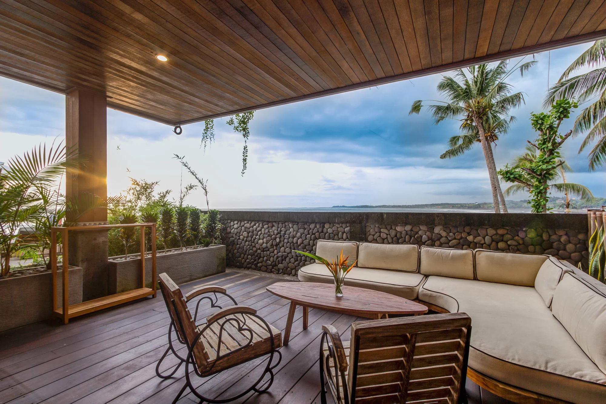 Terrasse avec vue sur l'océan au Bombora Medewi Wave Lodge