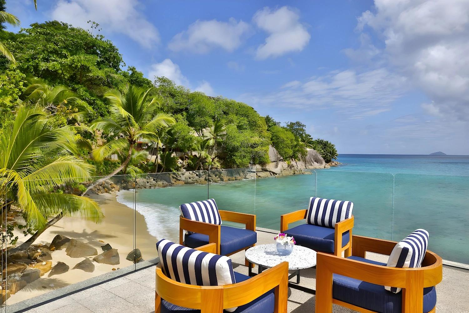 Terrasse avec vue sur la plage à Mango House Seychelles