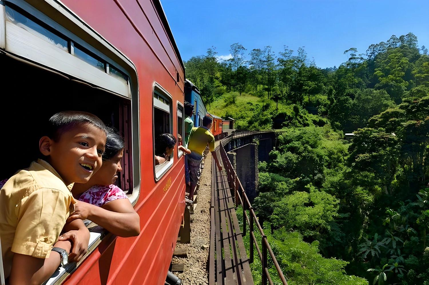Voyage en train à travers les paysages verdoyants de Ceylan avec 