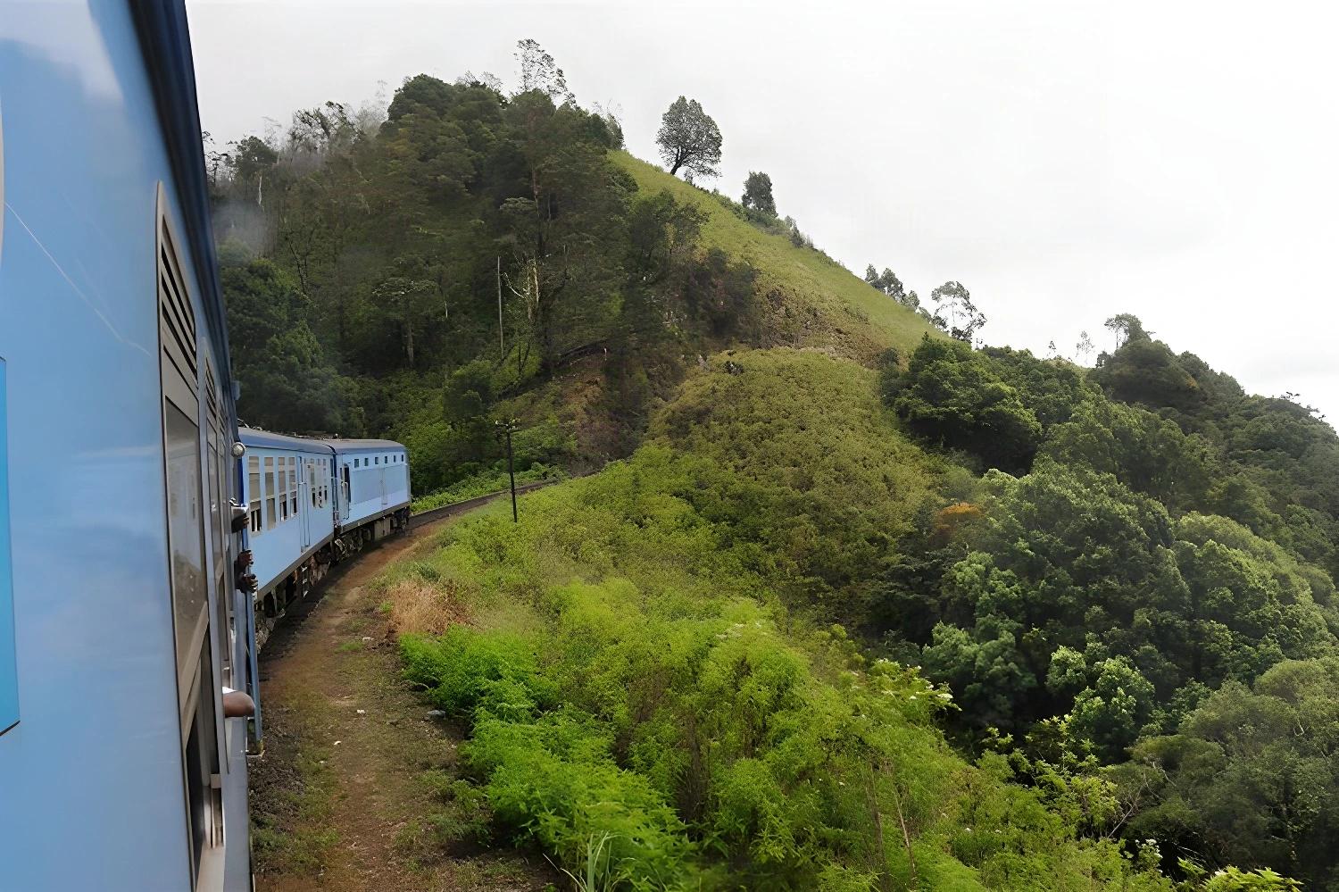 Randonnées cinghalaises en train à travers les montagnes