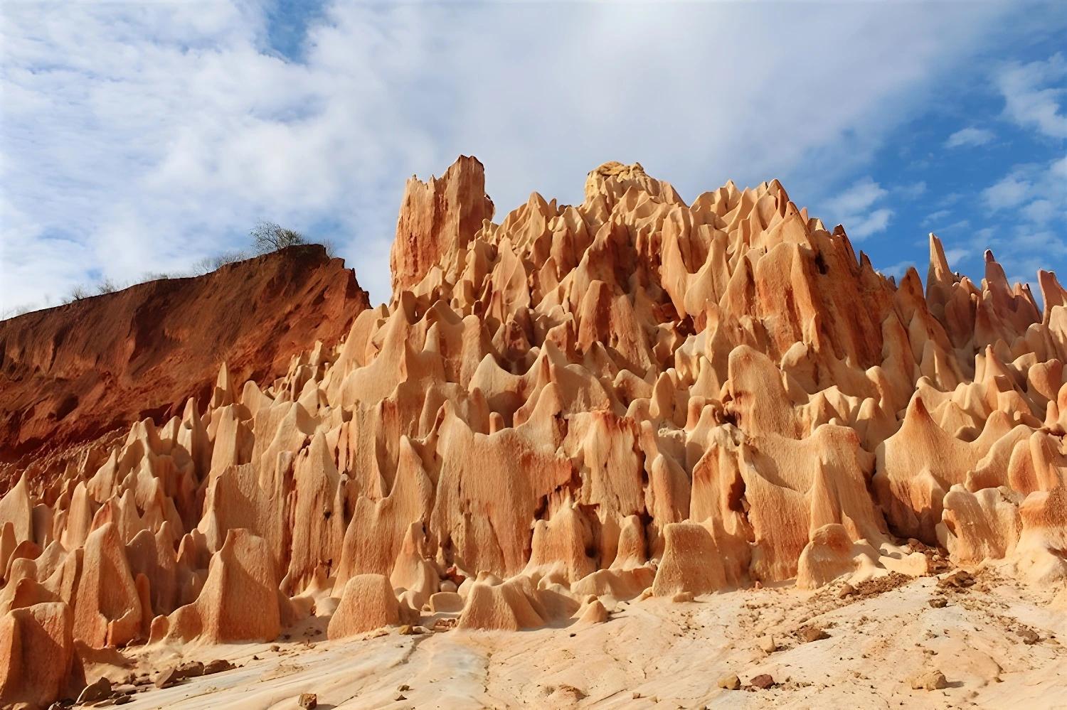 Paysage des Tsingy sous un ciel bleu, Lagon turquoise, Tsingy et forêt tropicale