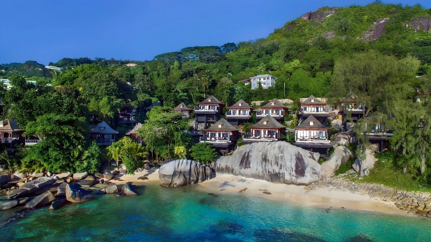 Vue panoramique des villas sur la plage au Hilton Seychelles Northolme Resort & Spa