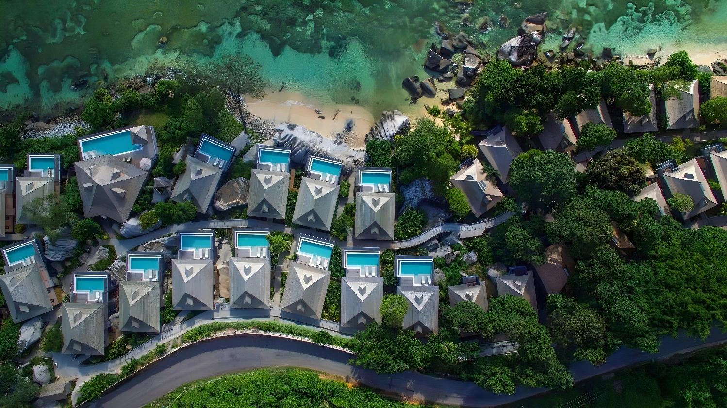 Vue aérienne des villas avec piscines privées au Hilton Seychelles Northolme Resort & Spa