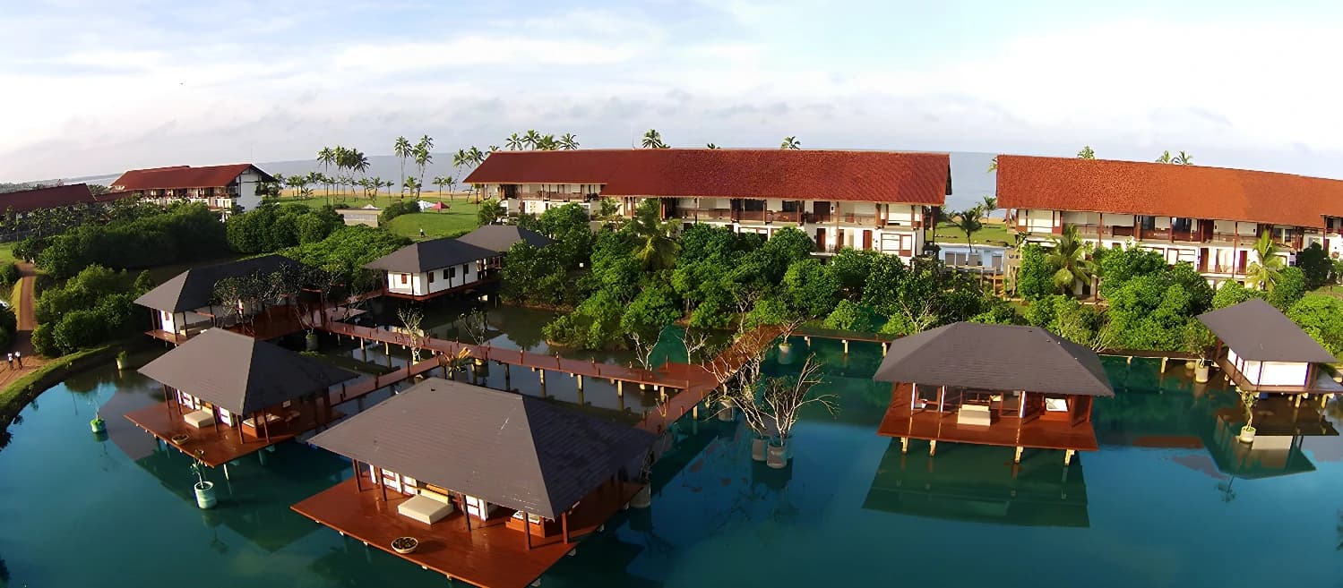 Vue aérienne des villas sur l'eau au Kappa Club Anantaya Resort & Spa.