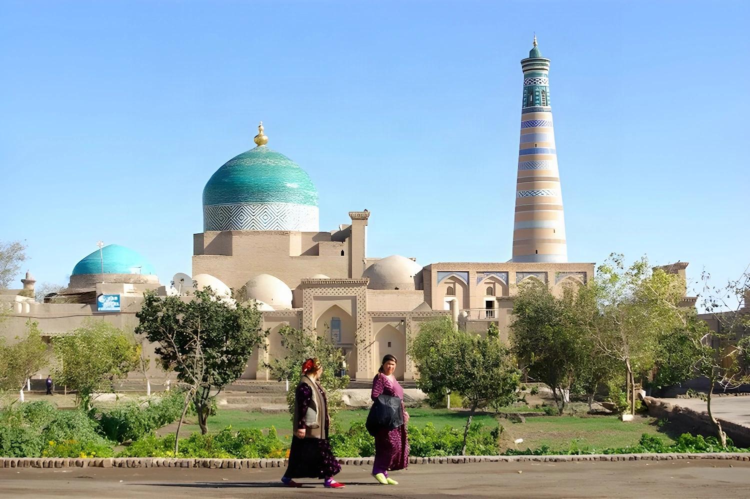 Vue sur une ville historique avec dômes et minaret, De la mer d'Aral aux cités de la soie