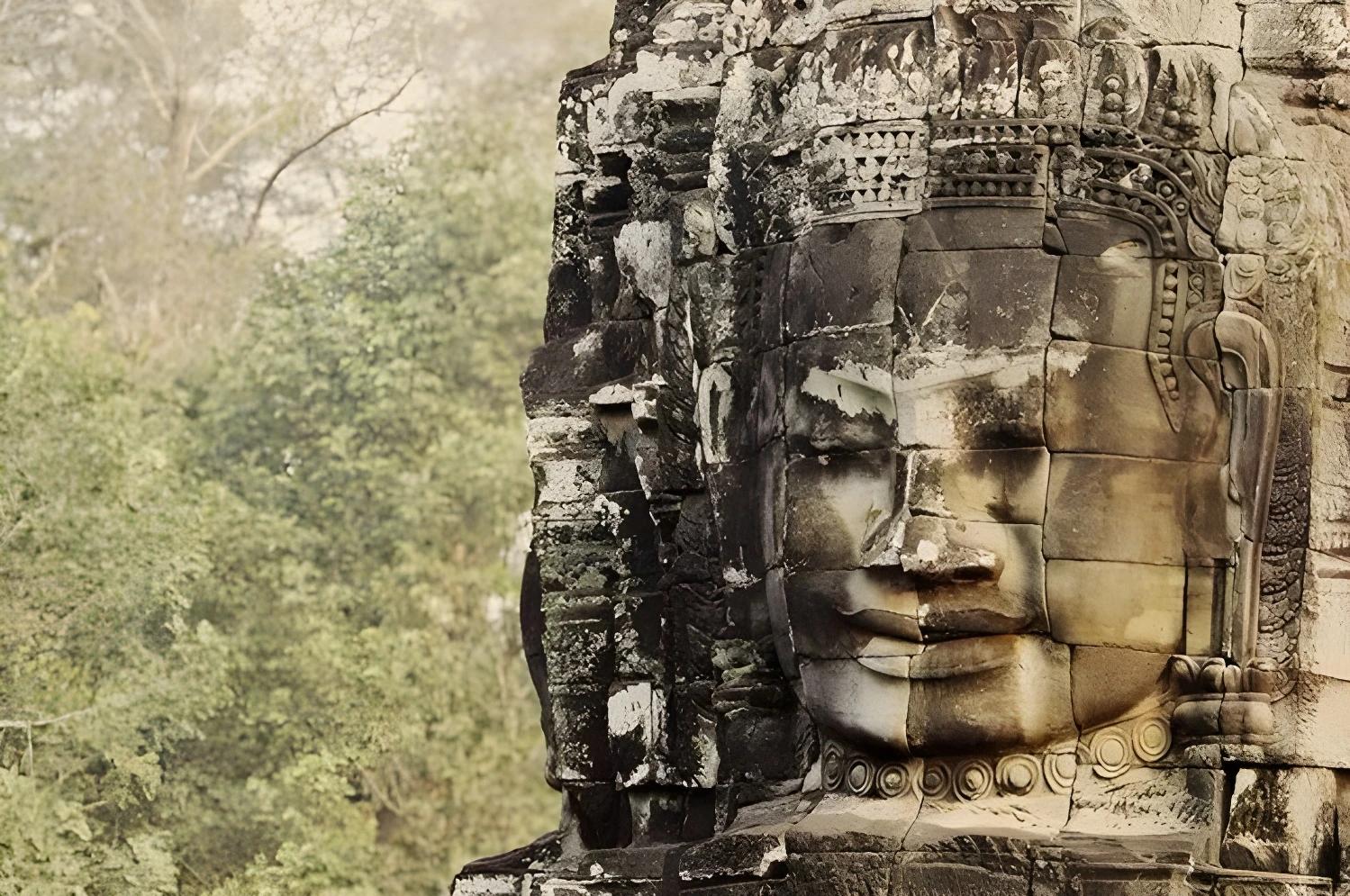 Visage sculpté dans la pierre à Angkor - Circuit Privé Passion khmère (cat. sup.) + Sur la route de Battambang