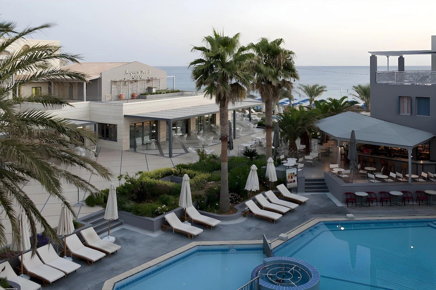 Vue aérienne de l'Aegean Pearl avec piscine et terrasse.
