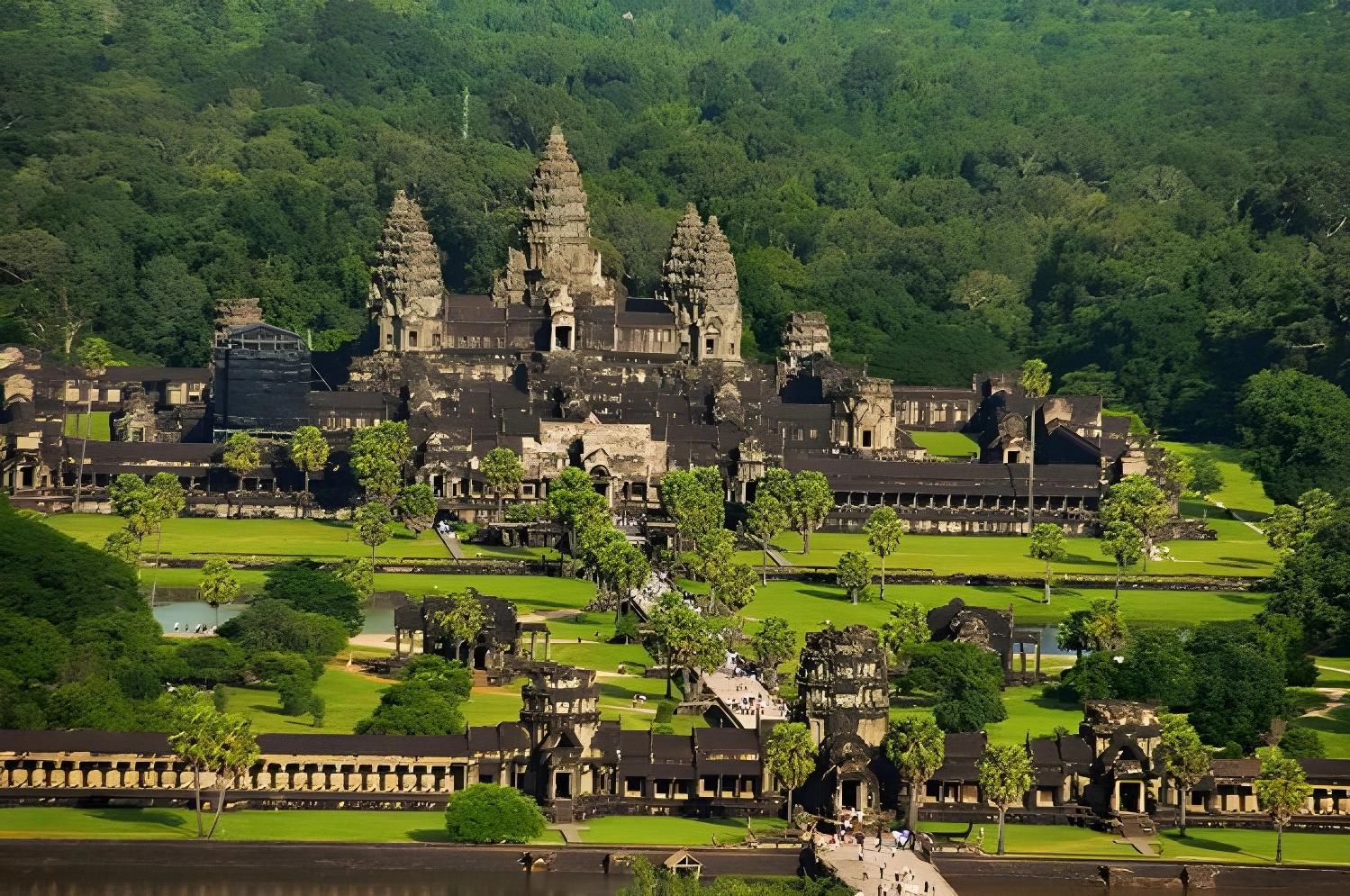 Vue aérienne d'Angkor Wat entouré de verdure, Circuit Privé Passion khmère (cat. confort)