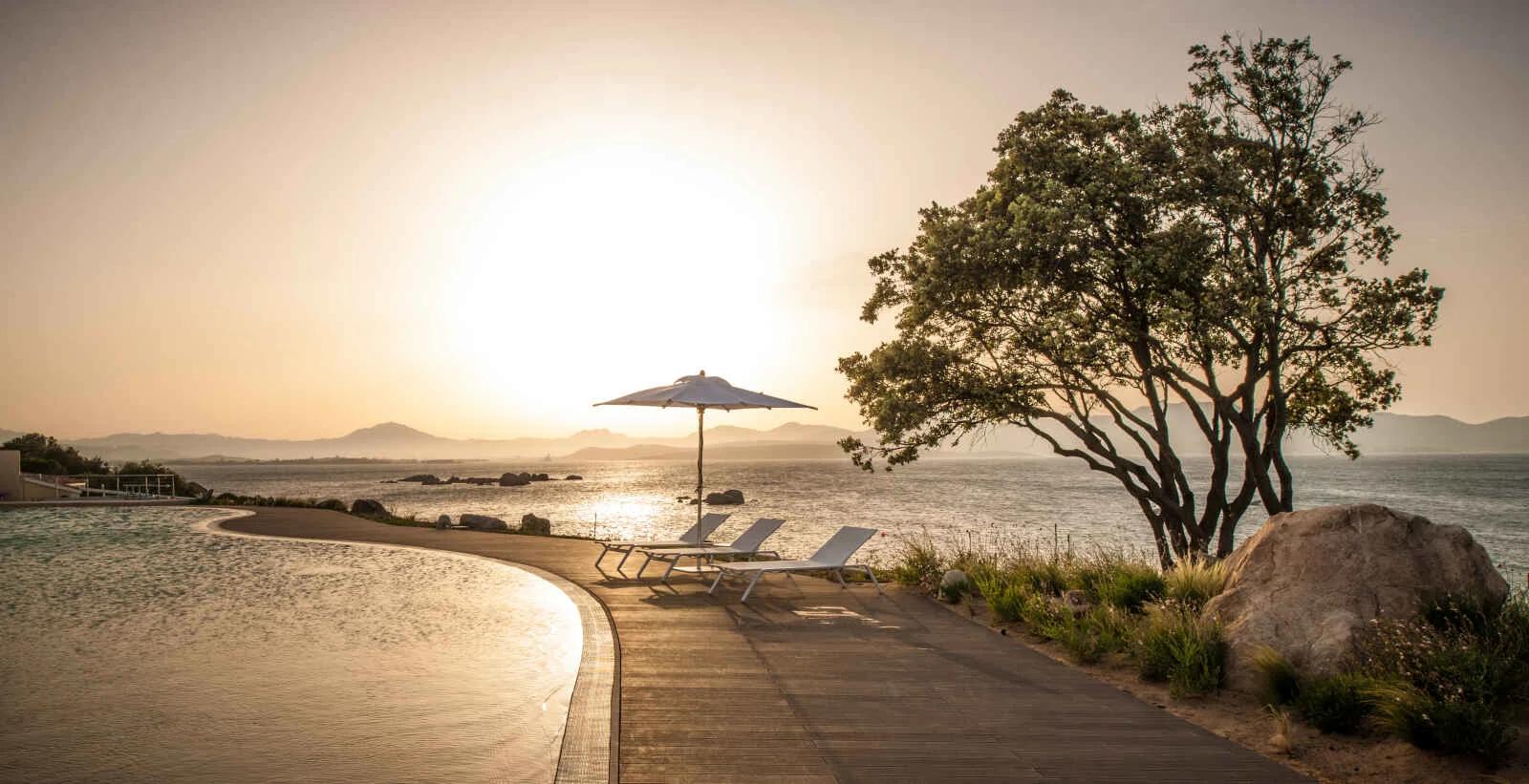 Vue aérienne de l'hôtel CalaCuncheddi au coucher du soleil