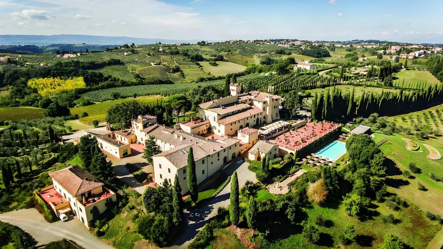 Vue aérienne du COMO Castello del Nero entouré de paysages verdoyants