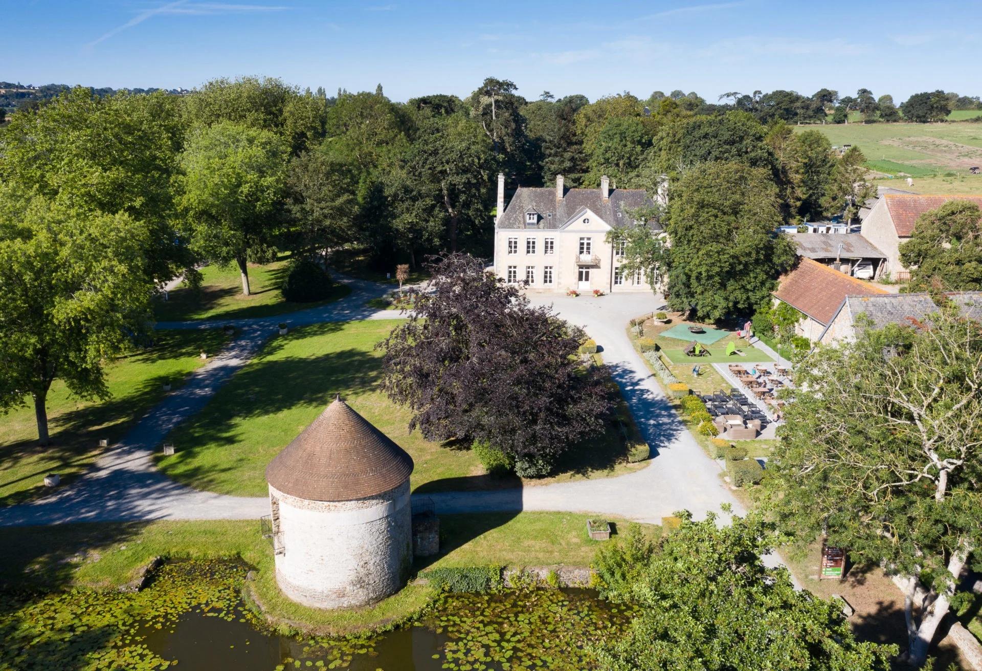Vue aérienne du Château de Lez-Eaux et de ses jardins