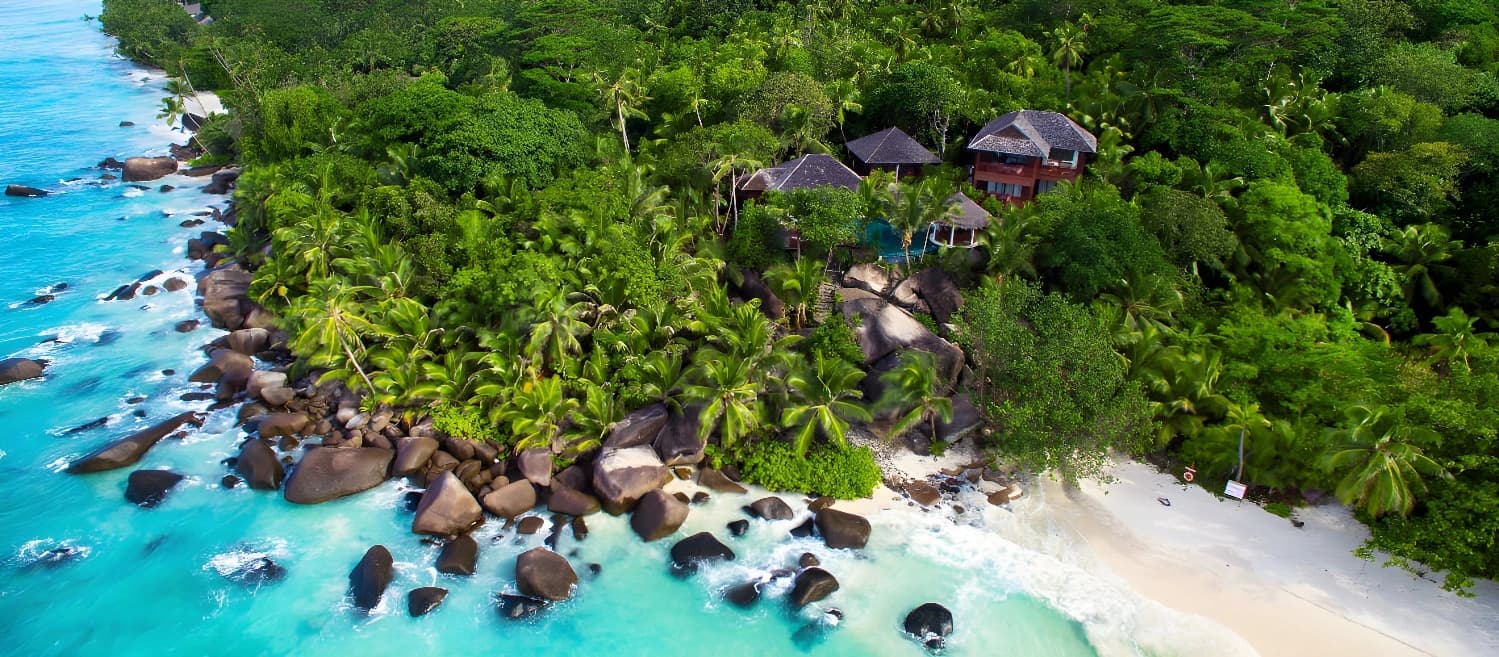 Vue aérienne du Hilton Seychelles Labriz Resort Spa entouré de nature.