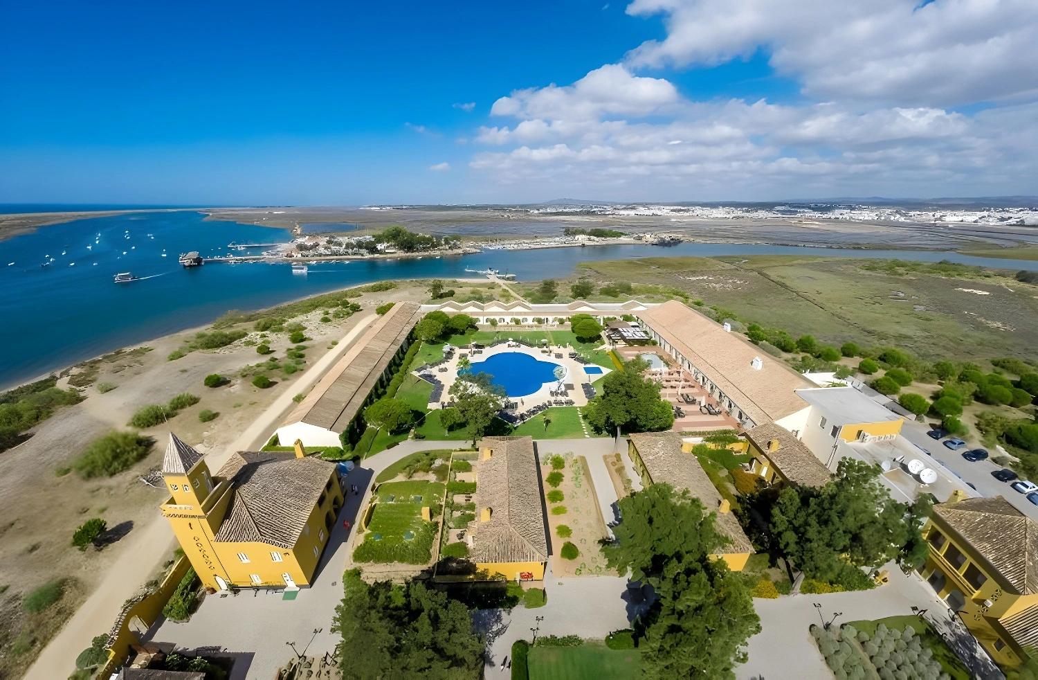 Vue aérienne de l'Eco Hotel Vila Gale Albacora entouré de paysages naturels.
