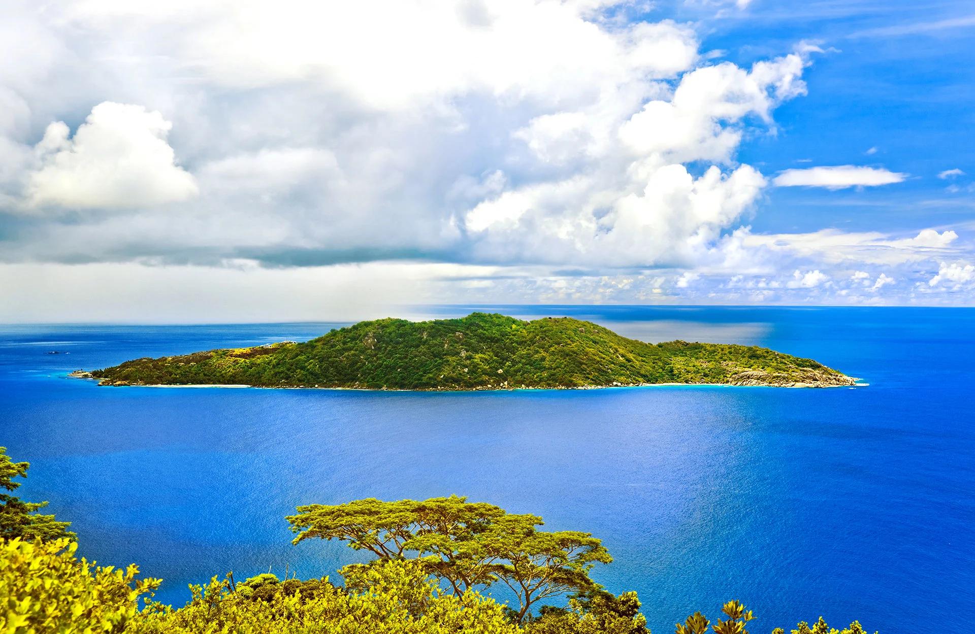 Vue aérienne d'une île entourée d'eau turquoise aux Seychelles