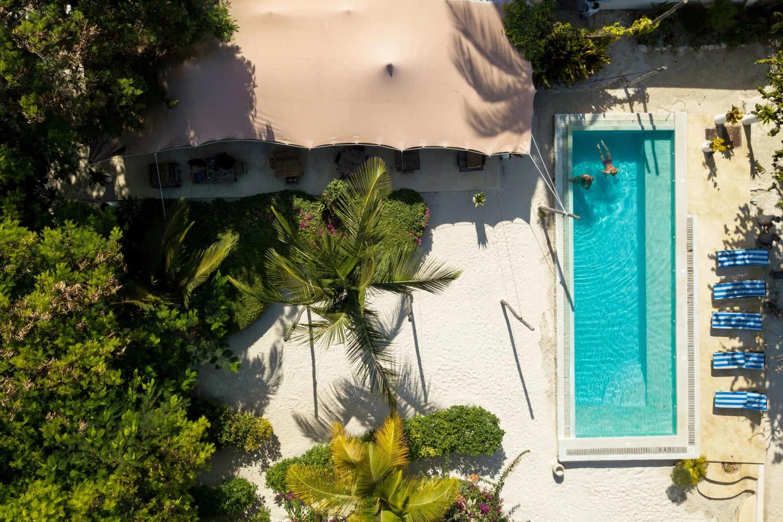 Vue aérienne de la piscine et des jardins à Indigo Beach