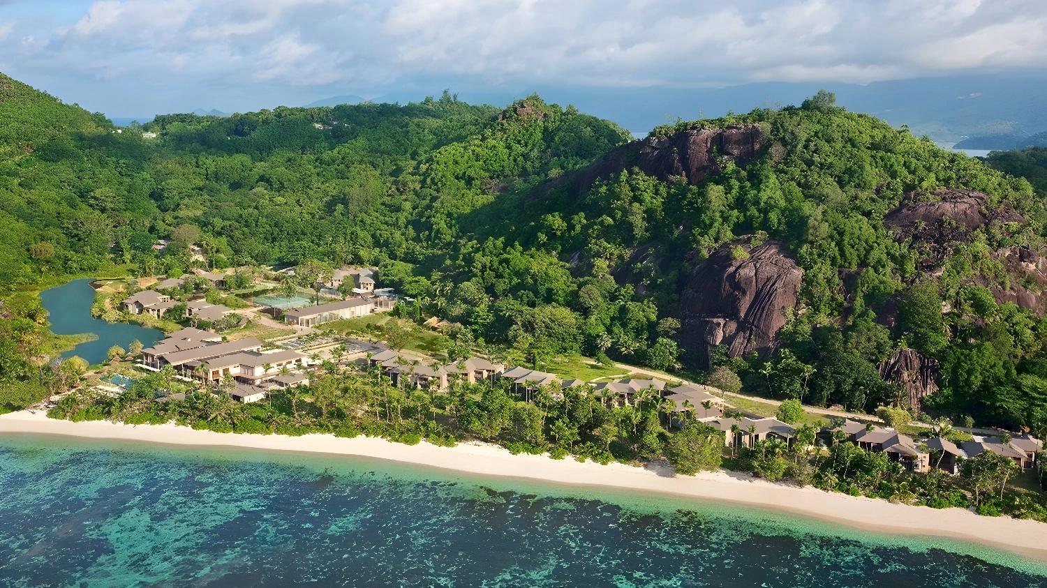Vue aérienne du Kempinski Seychelles Resort entouré de verdure
