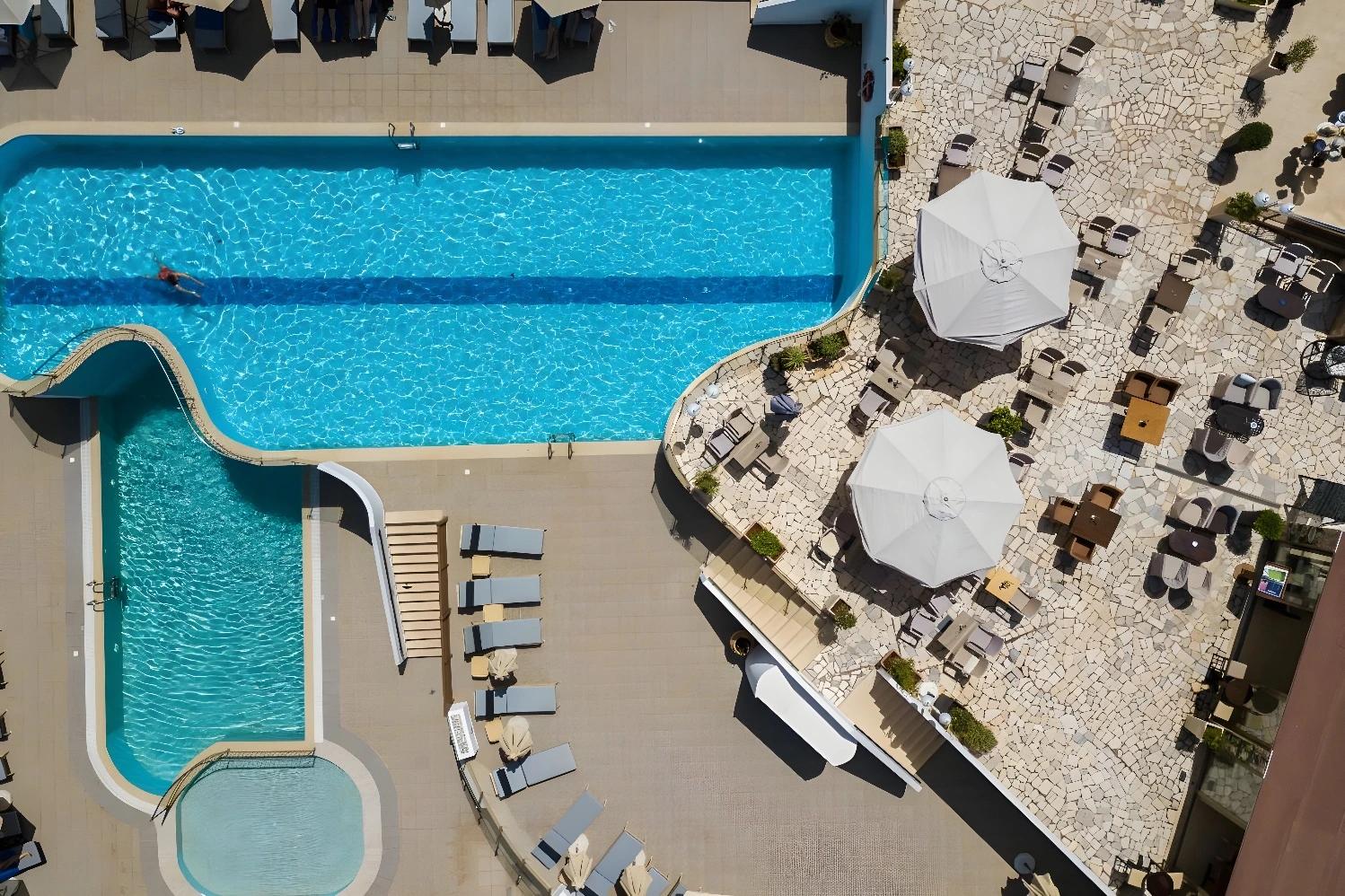 Vue aérienne de la piscine et de la terrasse du Filion Suites Resort & Spa.