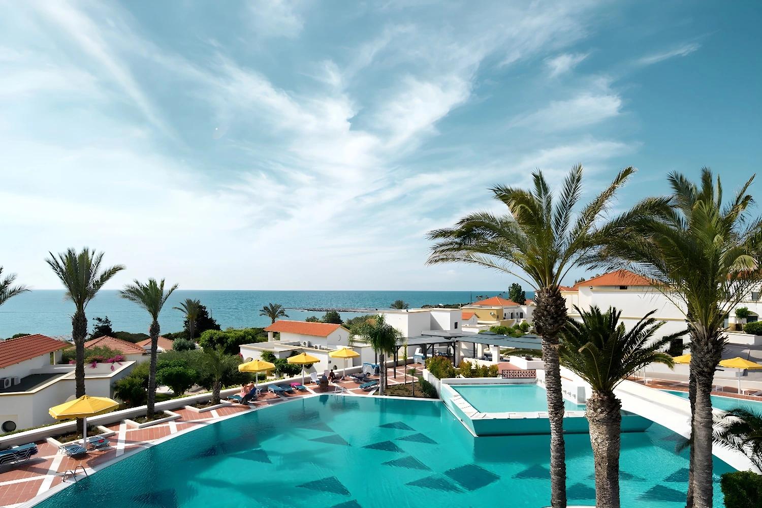 Vue aérienne de la piscine et de la mer au Mitsis Rodos Maris Resort & Spa