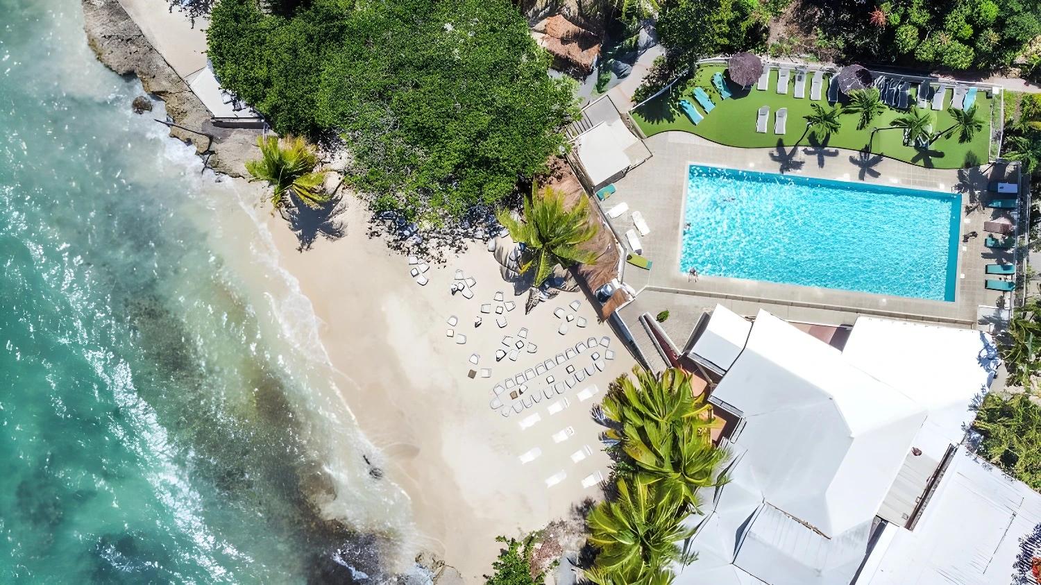 Vue aérienne de la plage et de la piscine de l'Auberge de la Vieille Tour