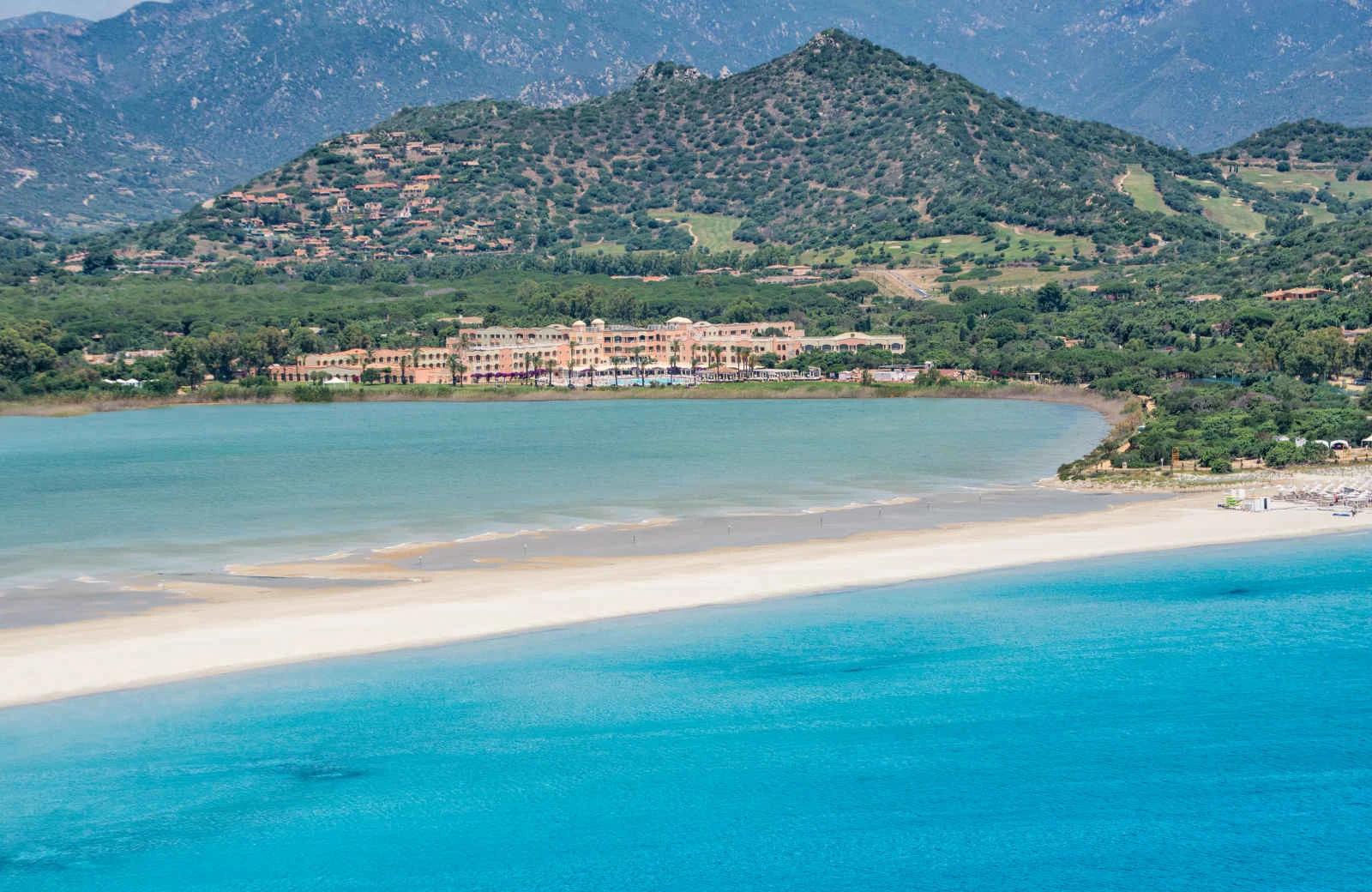 Vue aérienne du Pullman Timi Ama Sardegna et de la plage