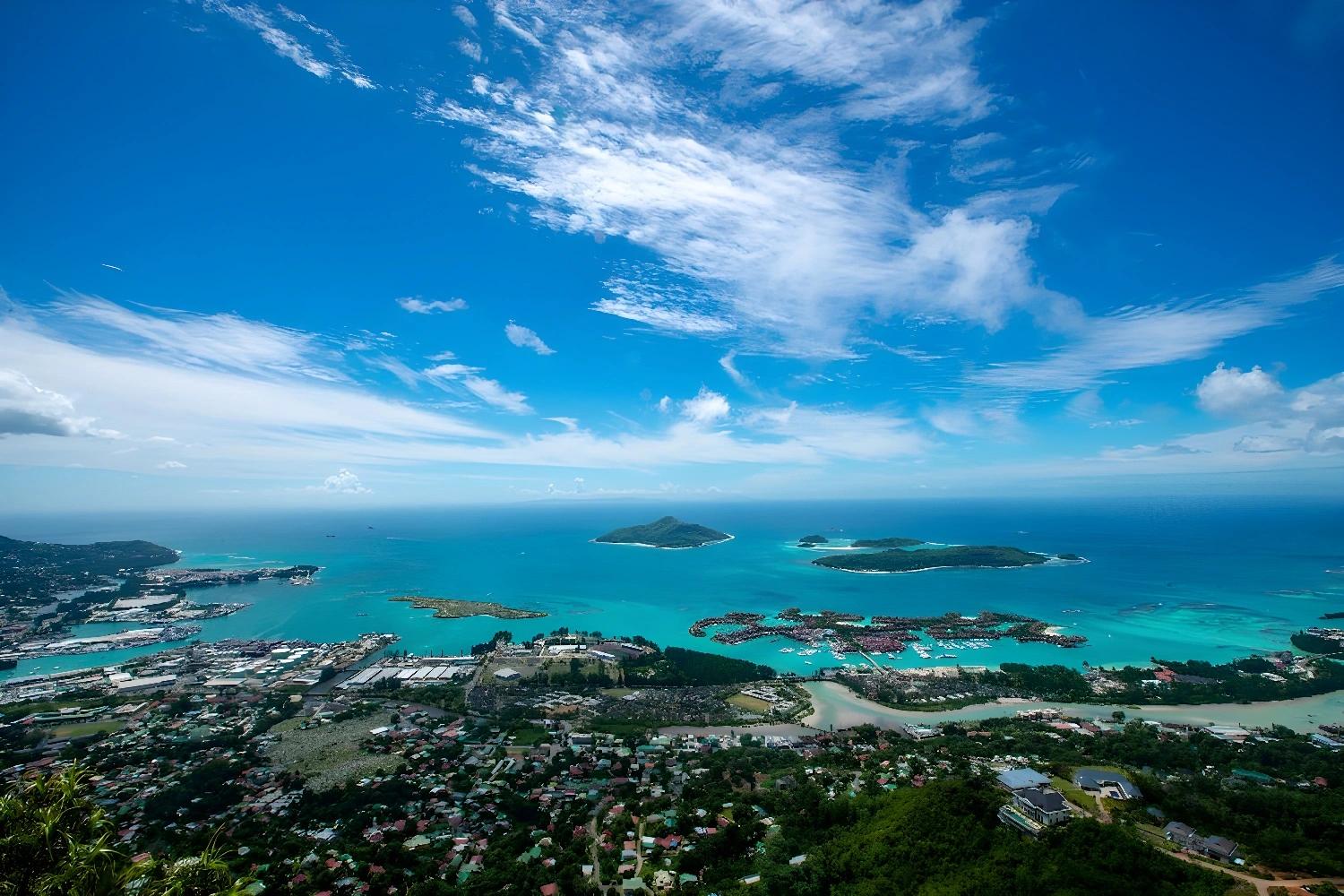 Vue aérienne des environs du Savoy Seychelles Resort & Spa.