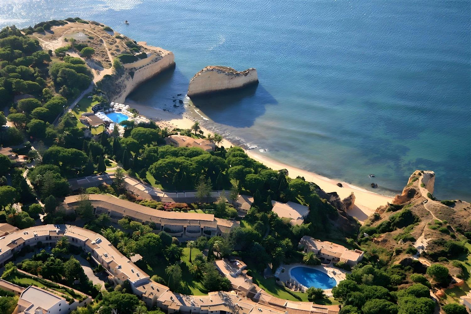 Vue aérienne du Vilalara Thalassa Resort et de la côte.