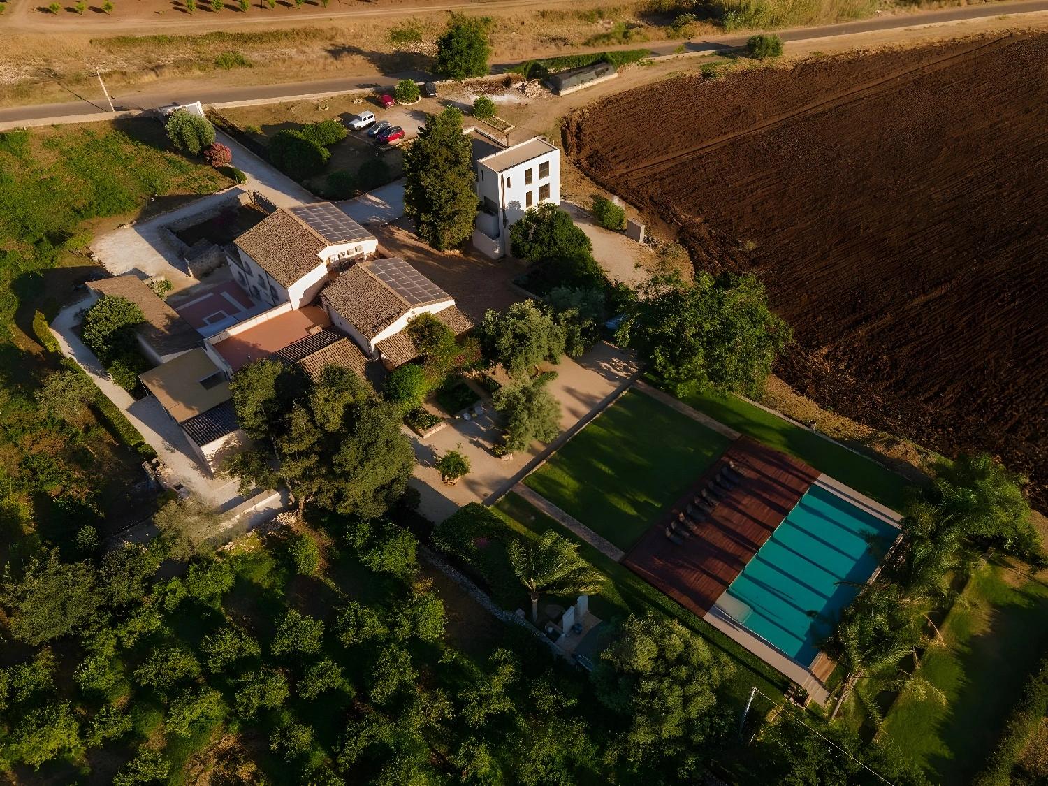 Vue aérienne de Agriturismo La Casa Di Melo avec piscine et champs