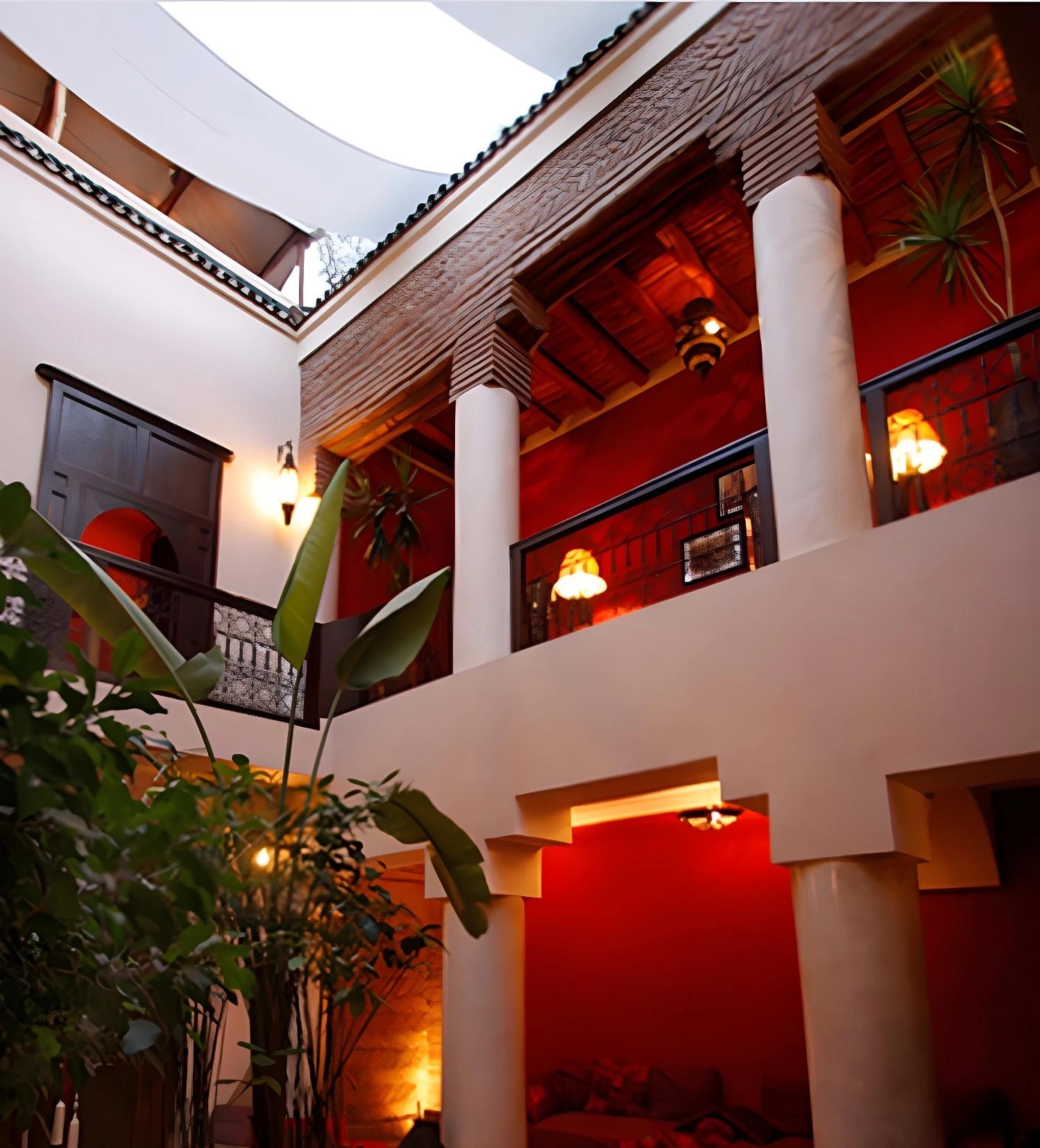 Vue d'ensemble du Riad Boussa avec des plantes et une architecture traditionnelle.