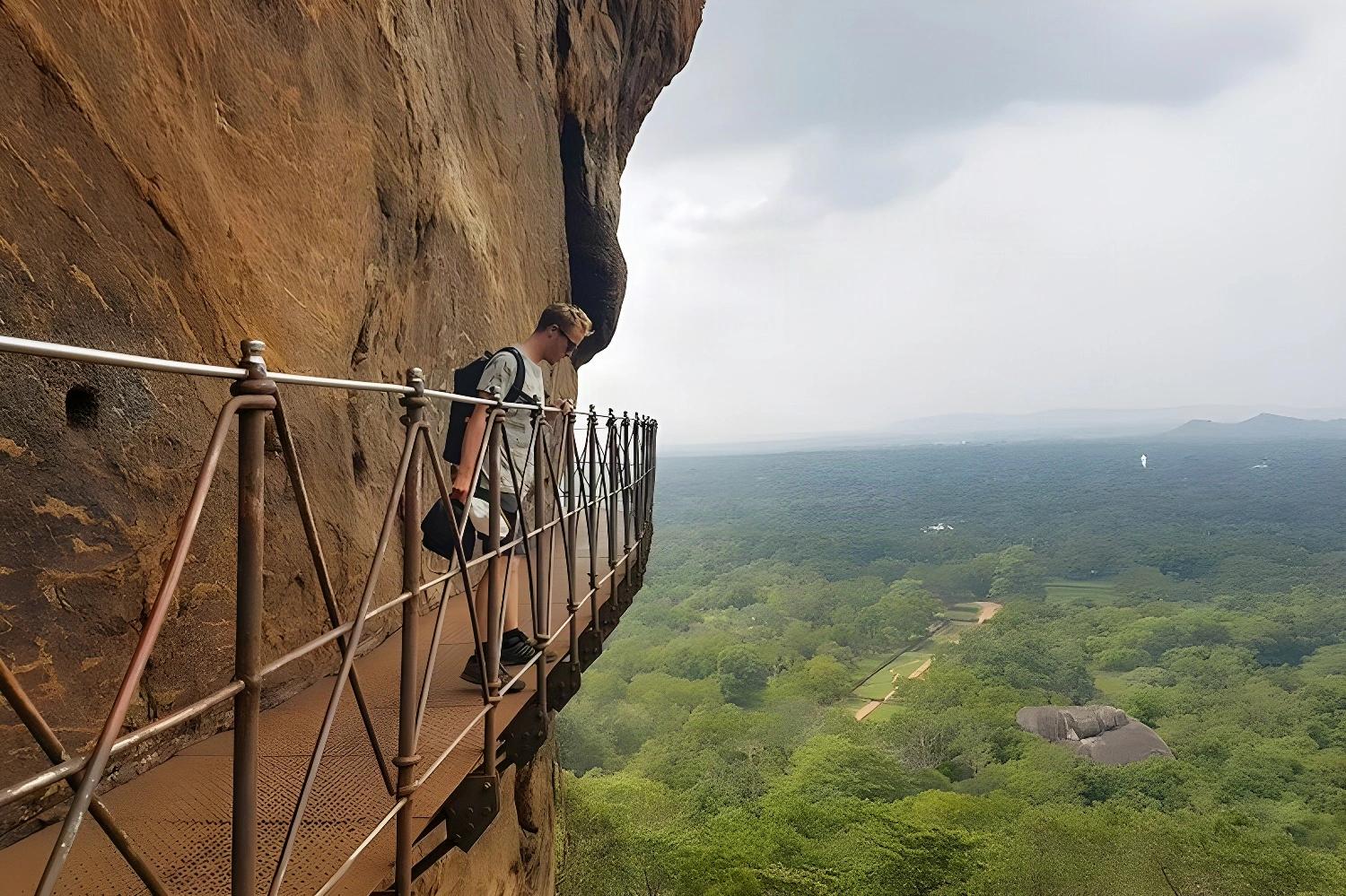 Randonnées cinghalaises avec vue panoramique depuis une falaise