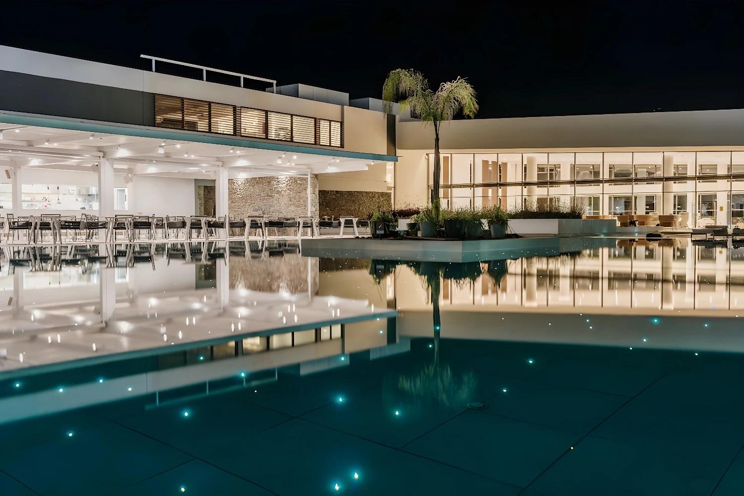Vue nocturne de l'extérieur du Gennadi Grand Resort