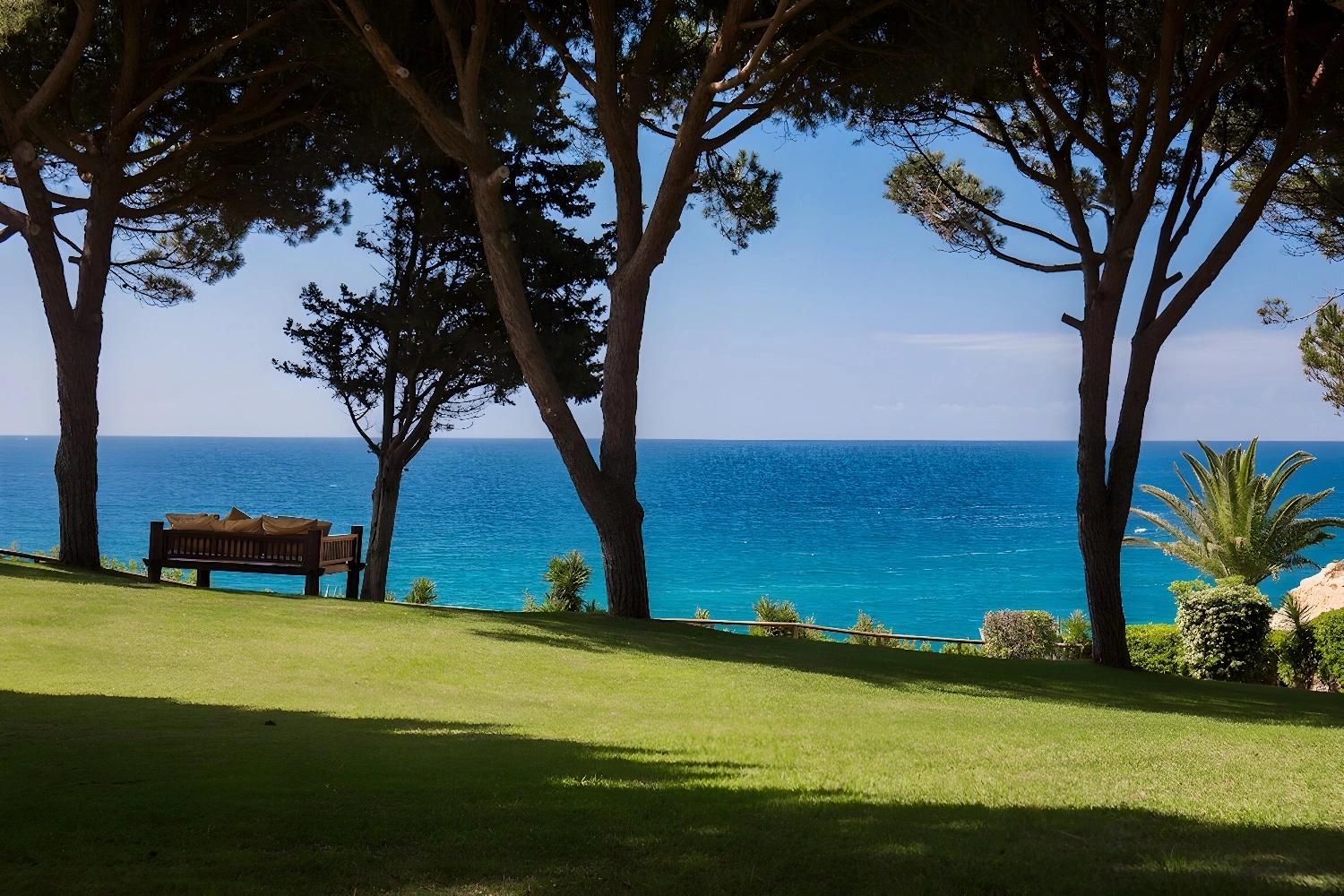 Vue sur l'océan depuis le jardin du Vilalara Thalassa Resort.