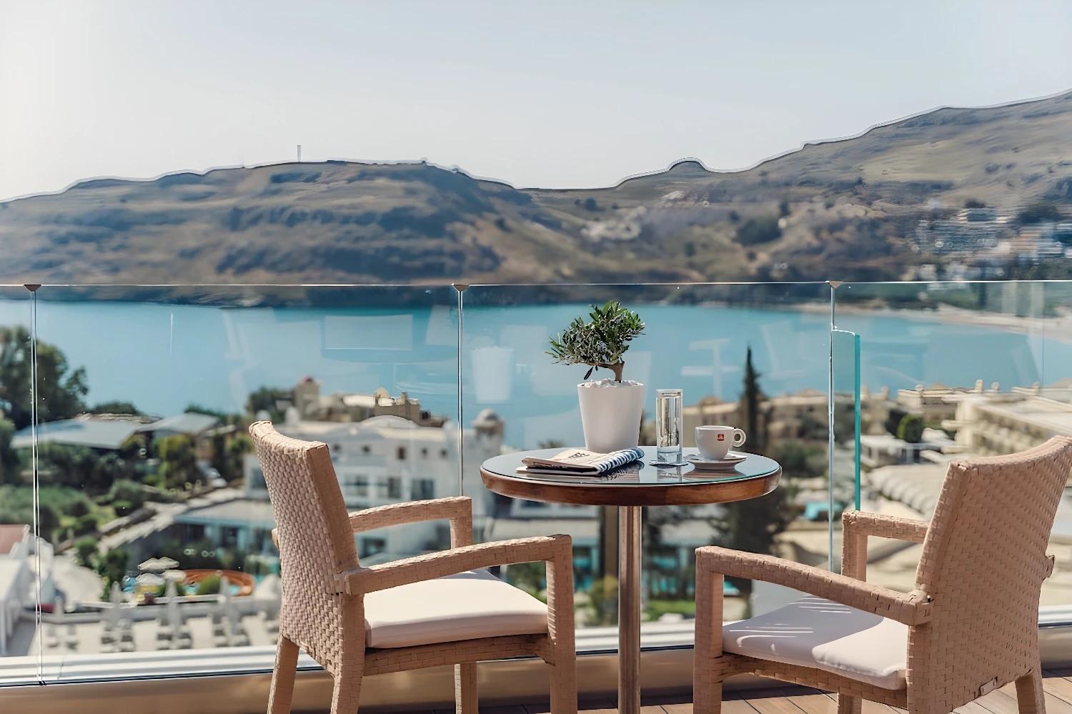 Vue panoramique depuis le Lindos Village Resort & Spa - Adult Only avec table et chaises.