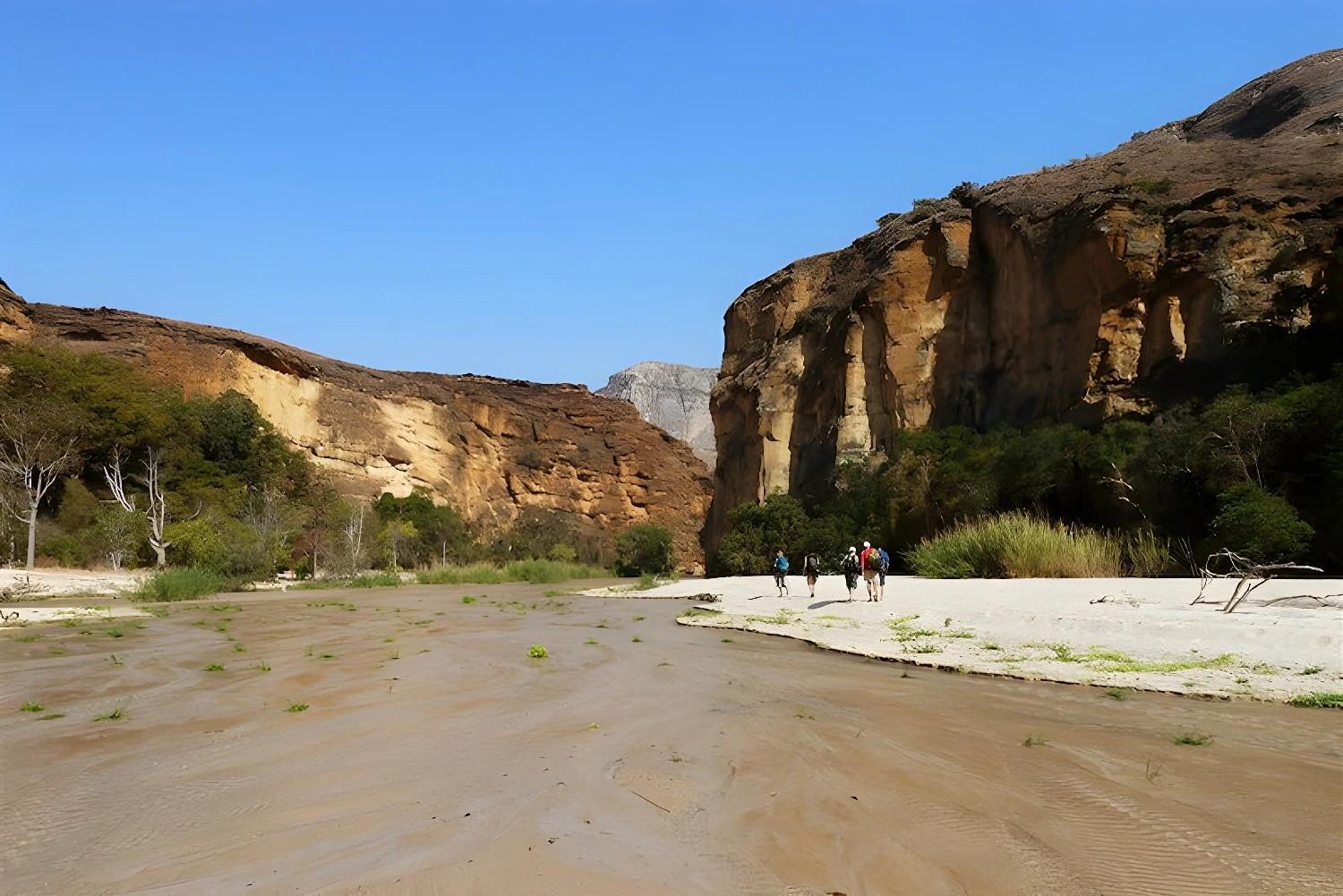 Vue panoramique des montagnes pendant le Trek du Makay aux grands Tsingy