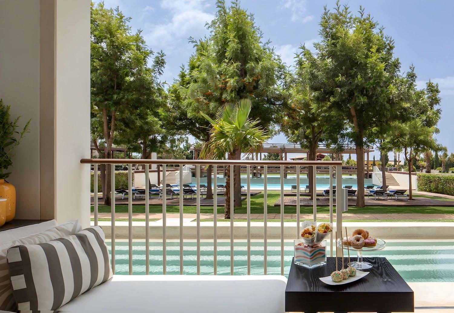 Vue sur la piscine depuis le balcon de l'Anantara Vilamoura Resort.