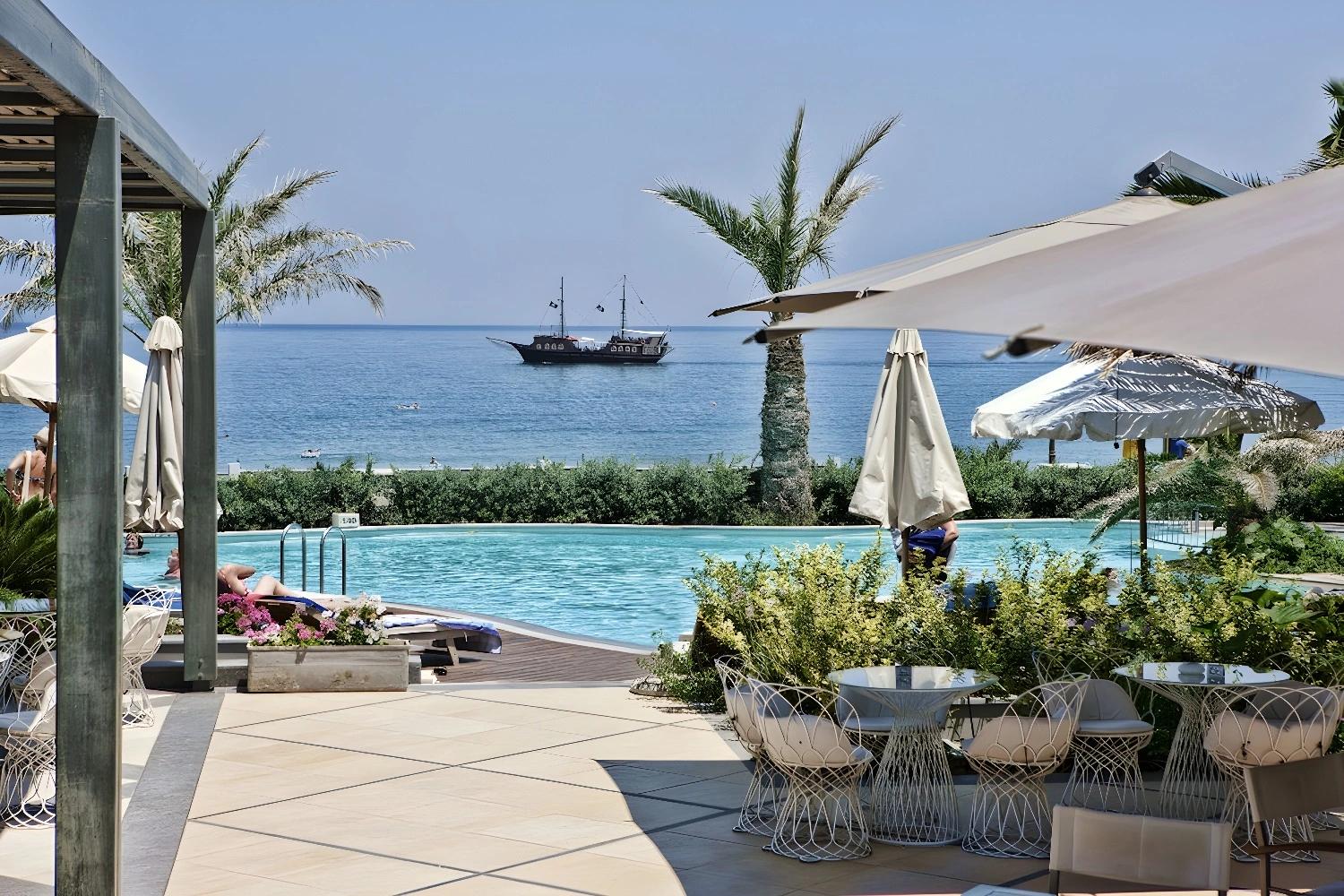 Vue sur la piscine et la mer depuis le Sentido Pearl Beach