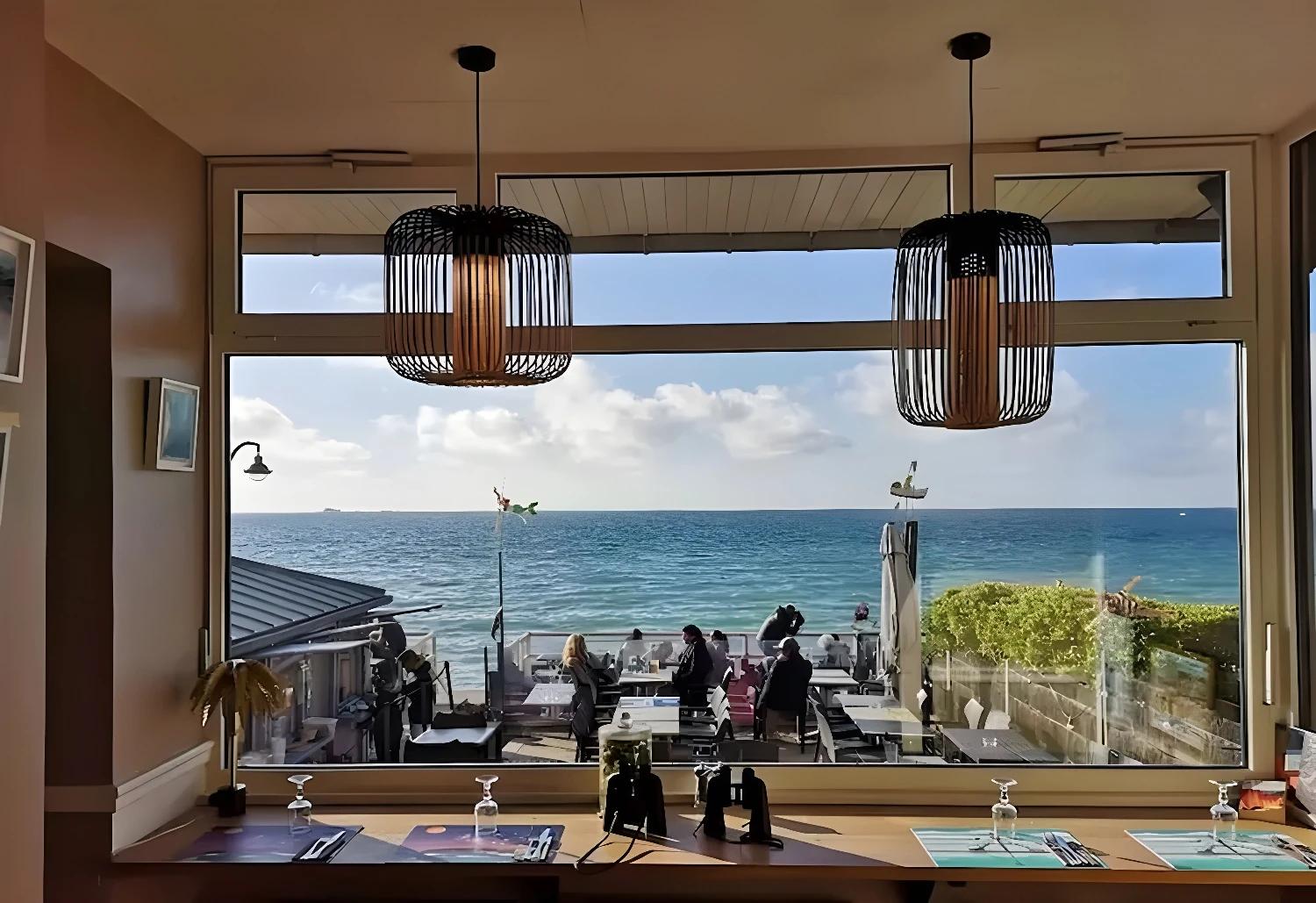 Vue panoramique sur la mer depuis le restaurant de Les Charmettes