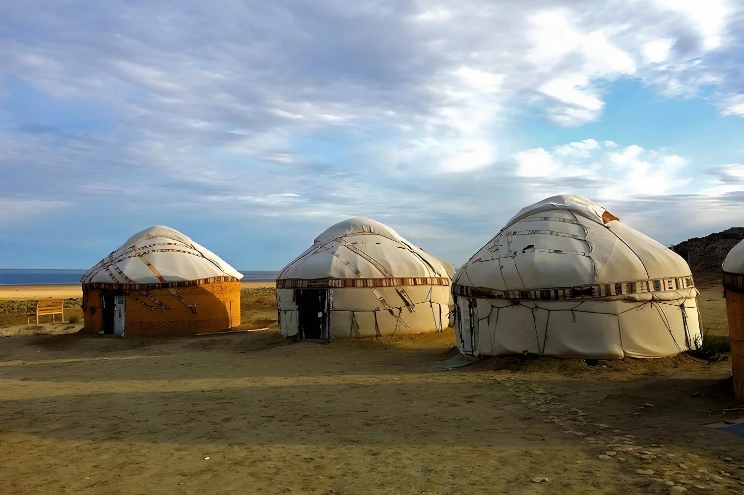 Yurts traditionnelles dans le désert, De la mer d'Aral aux cités de la soie
