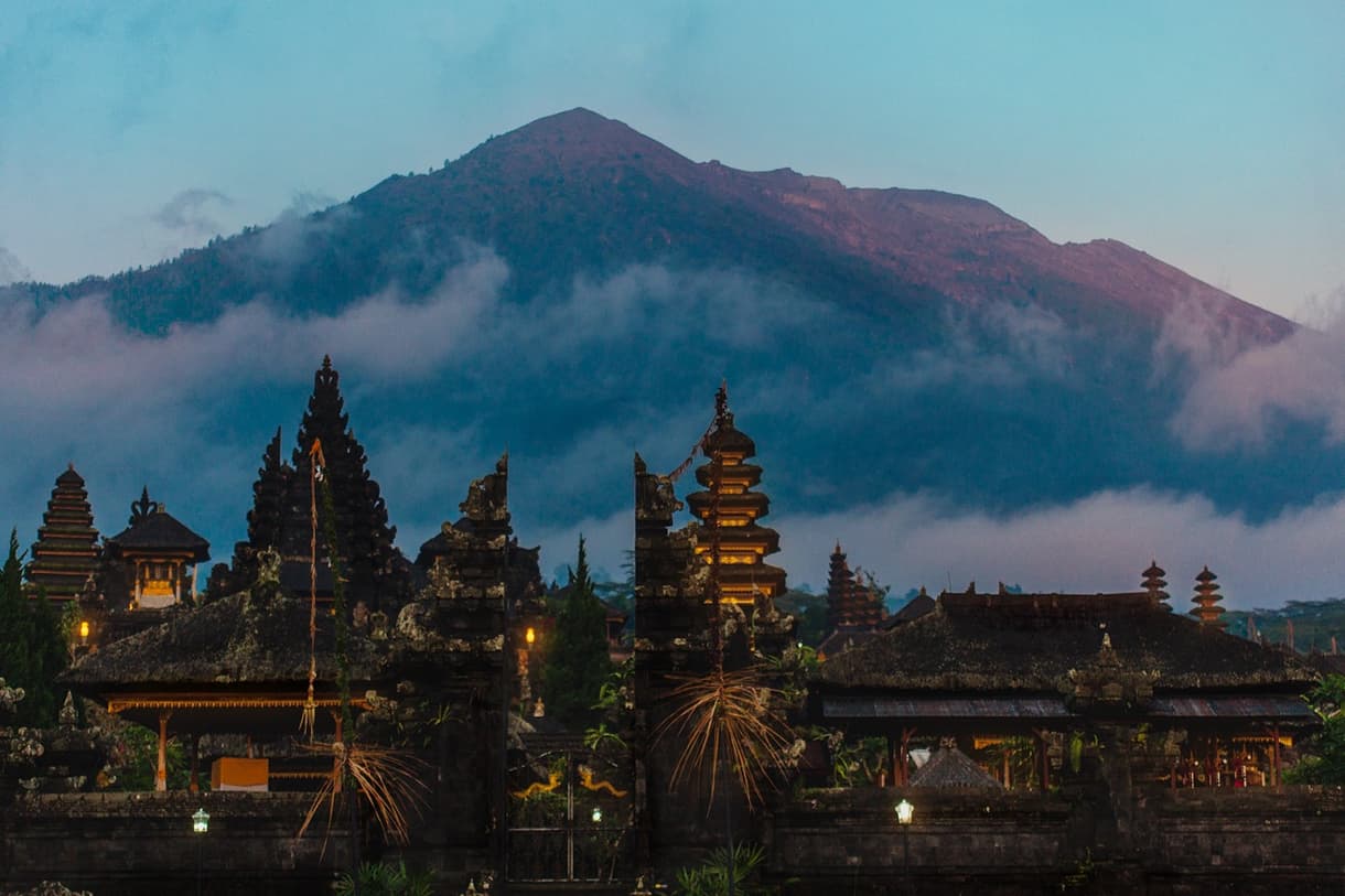 Temple Mère de Bali, Pura Besakih, avec le Mont Agung en arrière-plan, éclairé par la lumière du soir