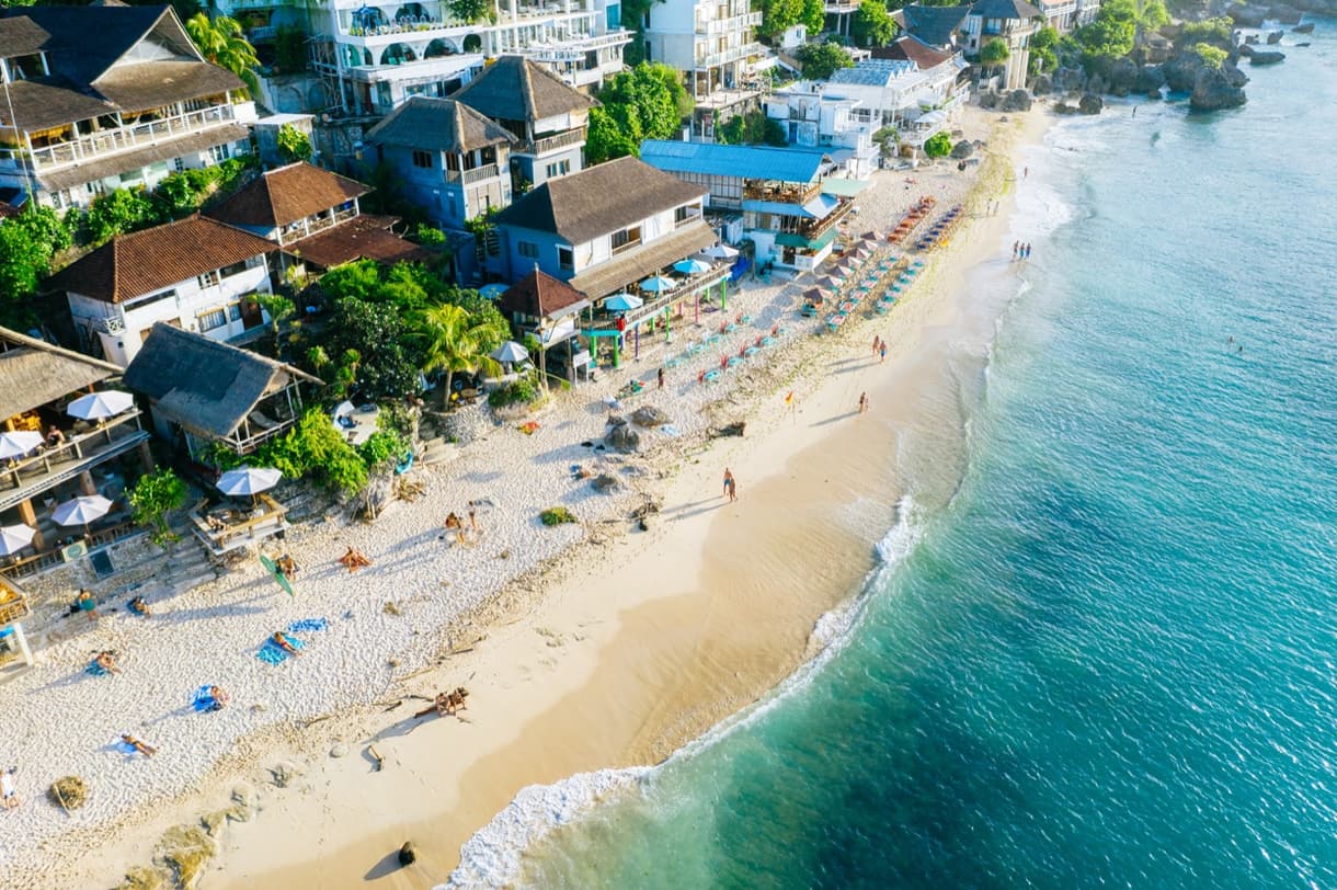 Bingin Beach à Bali avec ses plages de sable, restaurants pittoresques et parasols colorés