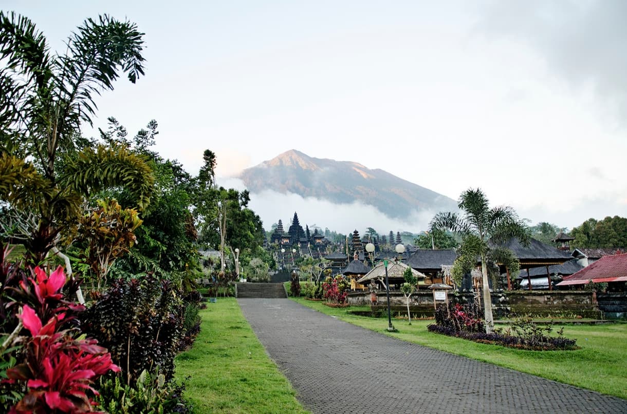 Temple Besakih et le mont Agung à Bali, paysage verdoyant et serein