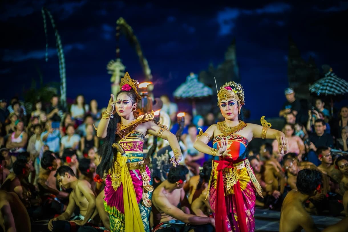 Danseuses balinaises en costume traditionnel lors d'une performance culturelle à Bali en décembre