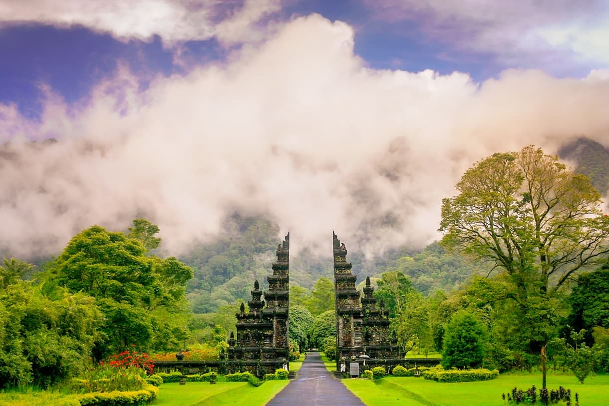 Temple hindouiste balinais avec nuages et verdure luxuriante, Bali