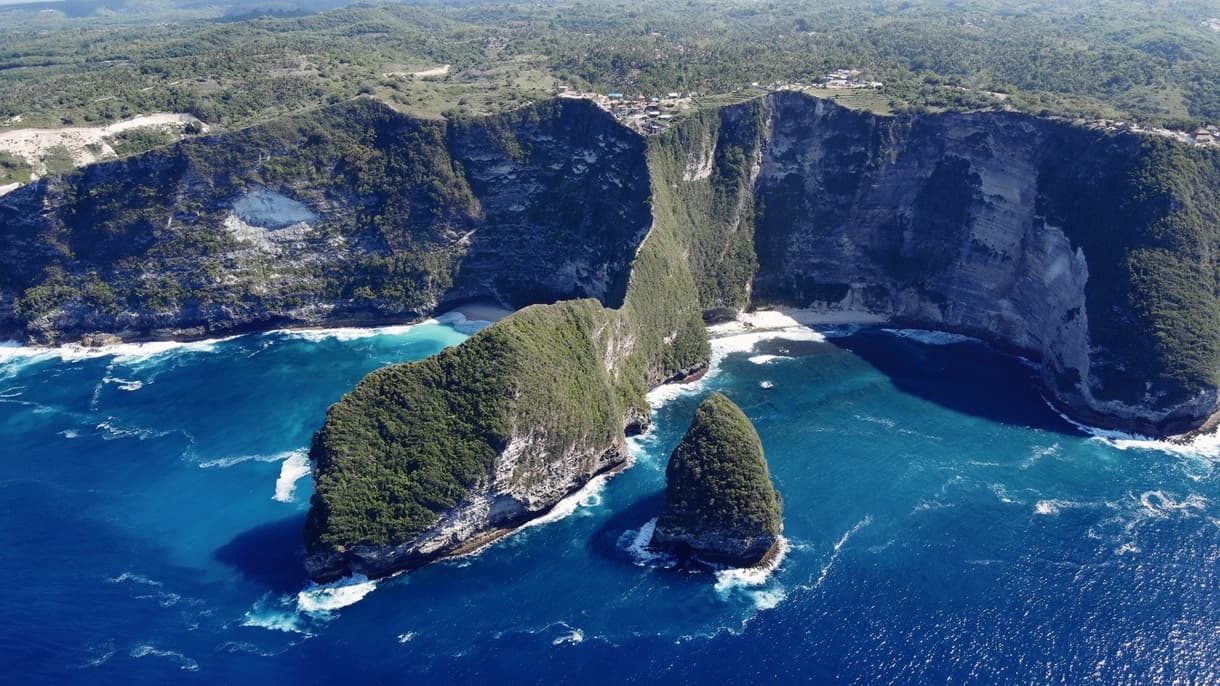 Vue aérienne de Nusa Penida avec ses falaises et eaux turquoise