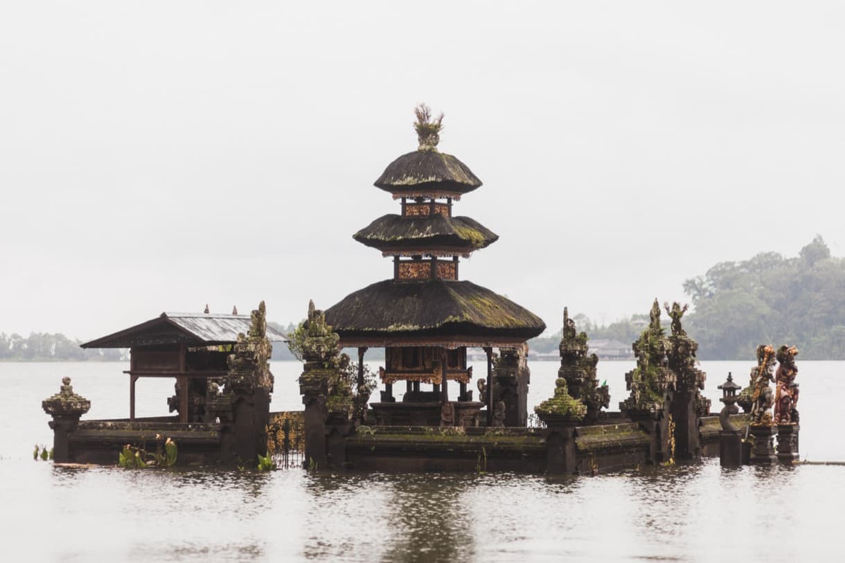 Temple Ulun Danu Bratan dans le nord de Bali, émergé dans un paysage brumeux sur le lac