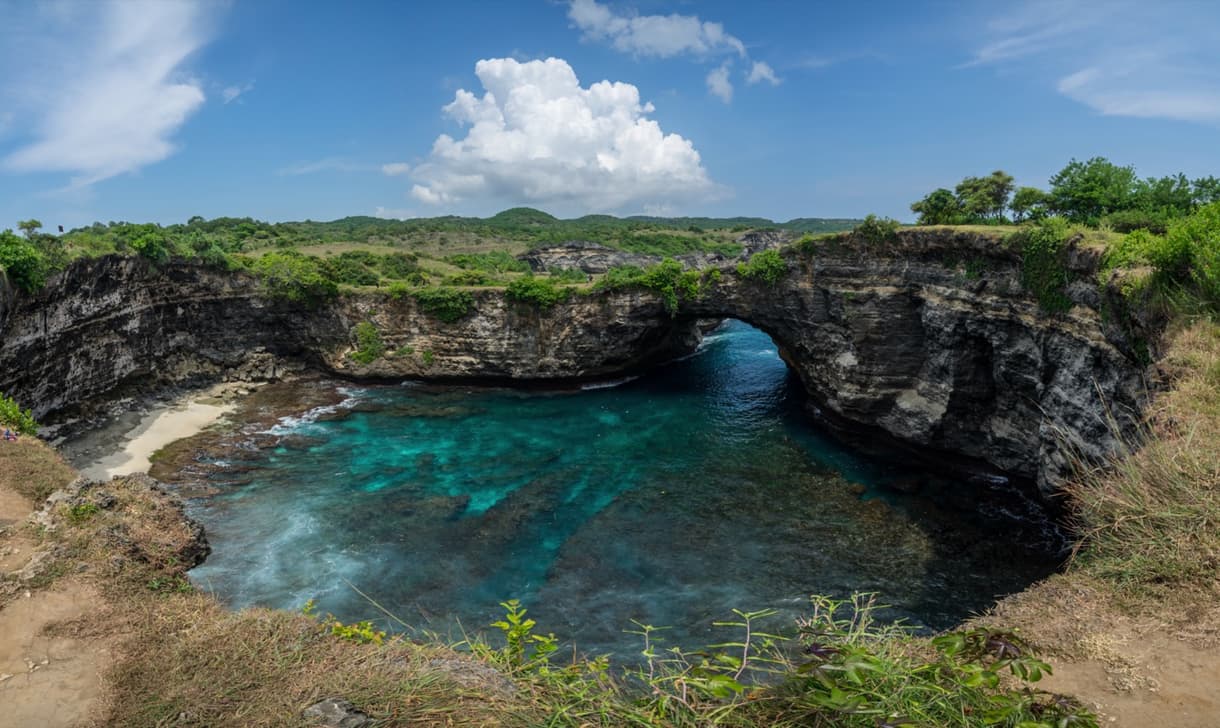Vue de Broken Beach à Nusa Penida, avec des falaises et des eaux turquoise