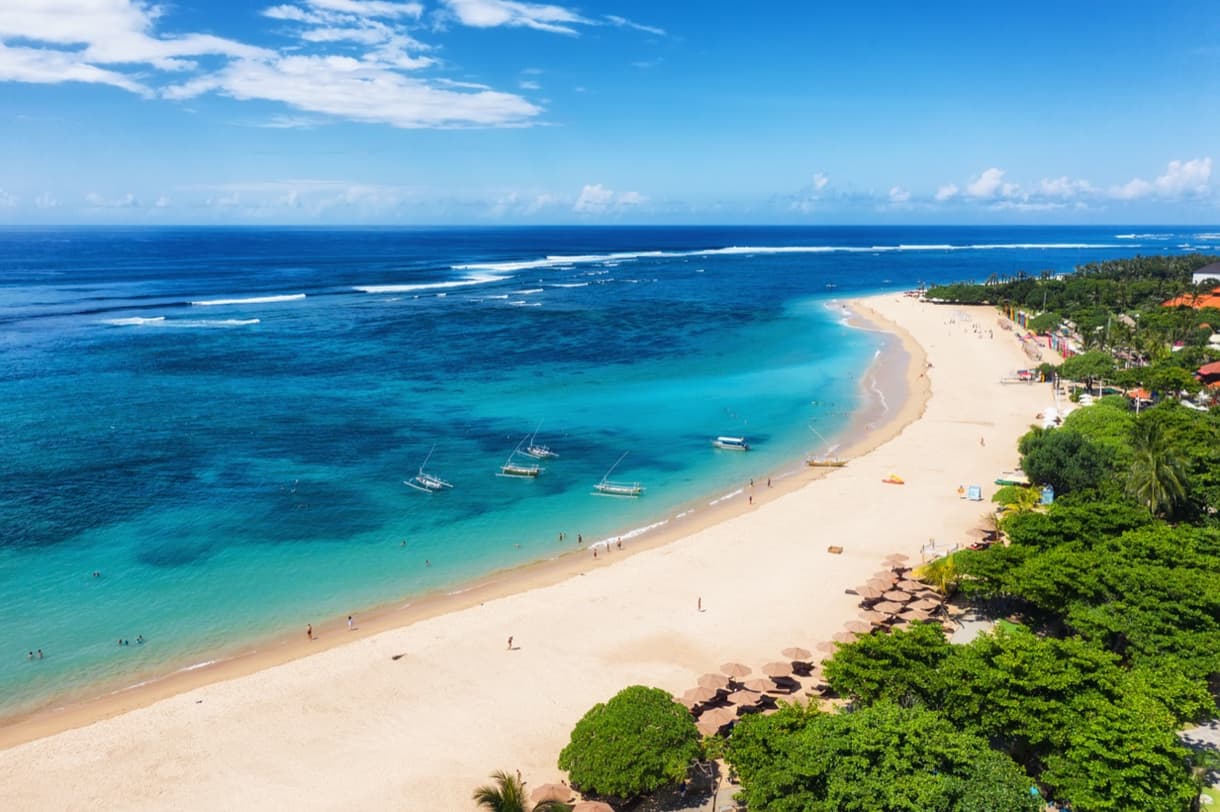 Plage de Bali avec sable doré et eaux turquoise, vue aérienne, plages fréquentées en août