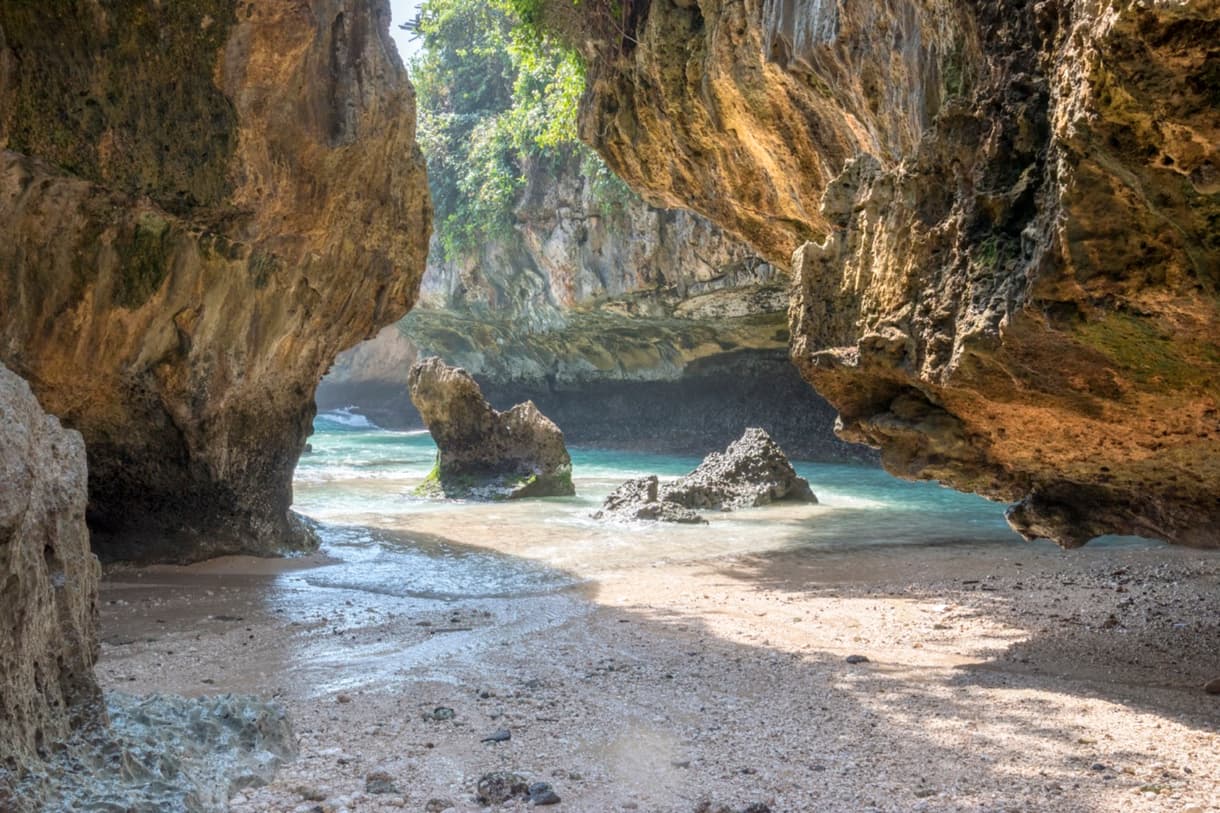 Suluban Beach à Bali, avec ses falaises, ses rochers et ses eaux turquoise claires