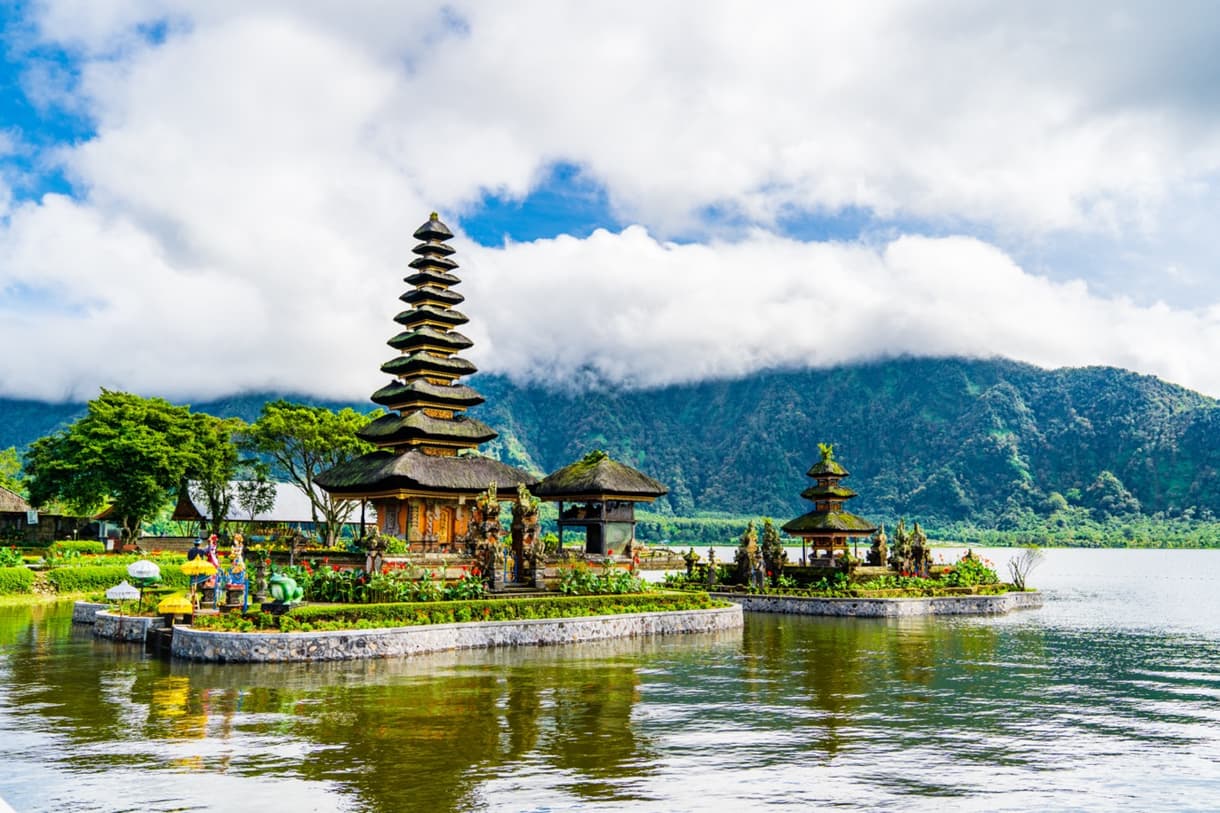 Temple Pura Tunjung Beji au bord d'un lac, entouré de verdure et montagnes à Bali